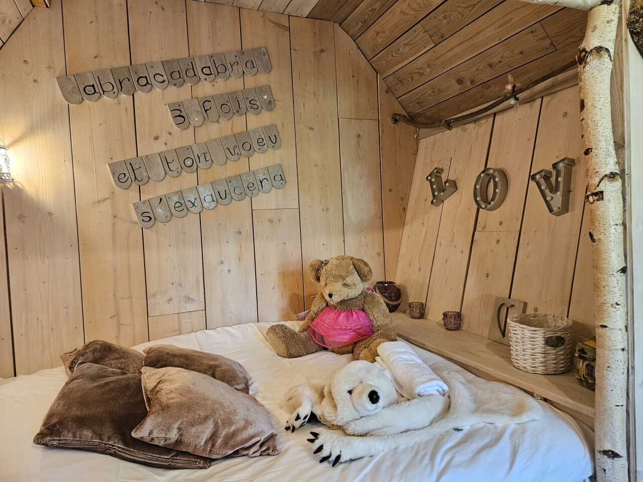 La Fée Oursinest : une cabane enchantée en Picardie à Essuiles — cuisine