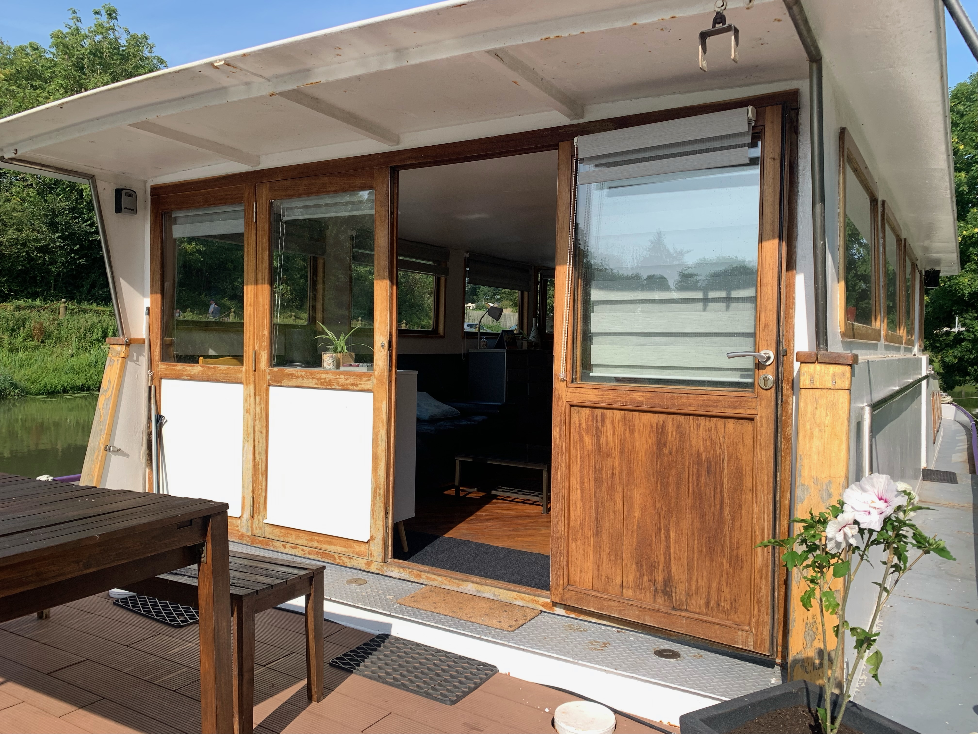 La péniche de Bergues : une expérience flottante en Hauts-de-France à Bergues — cuisine