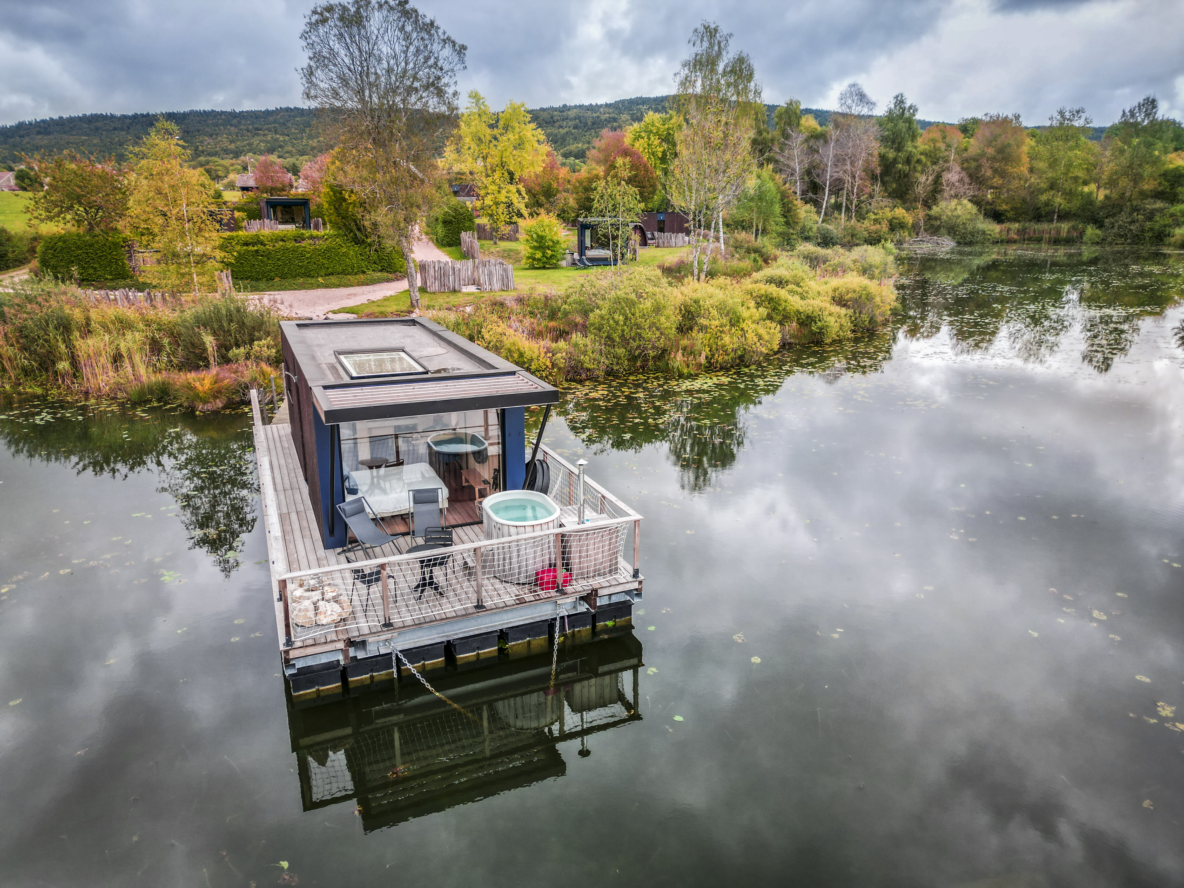 Un lodge sur l'eau avec spa privatif en Rhône-Alpes — Lodge à Plateau D'hauteville