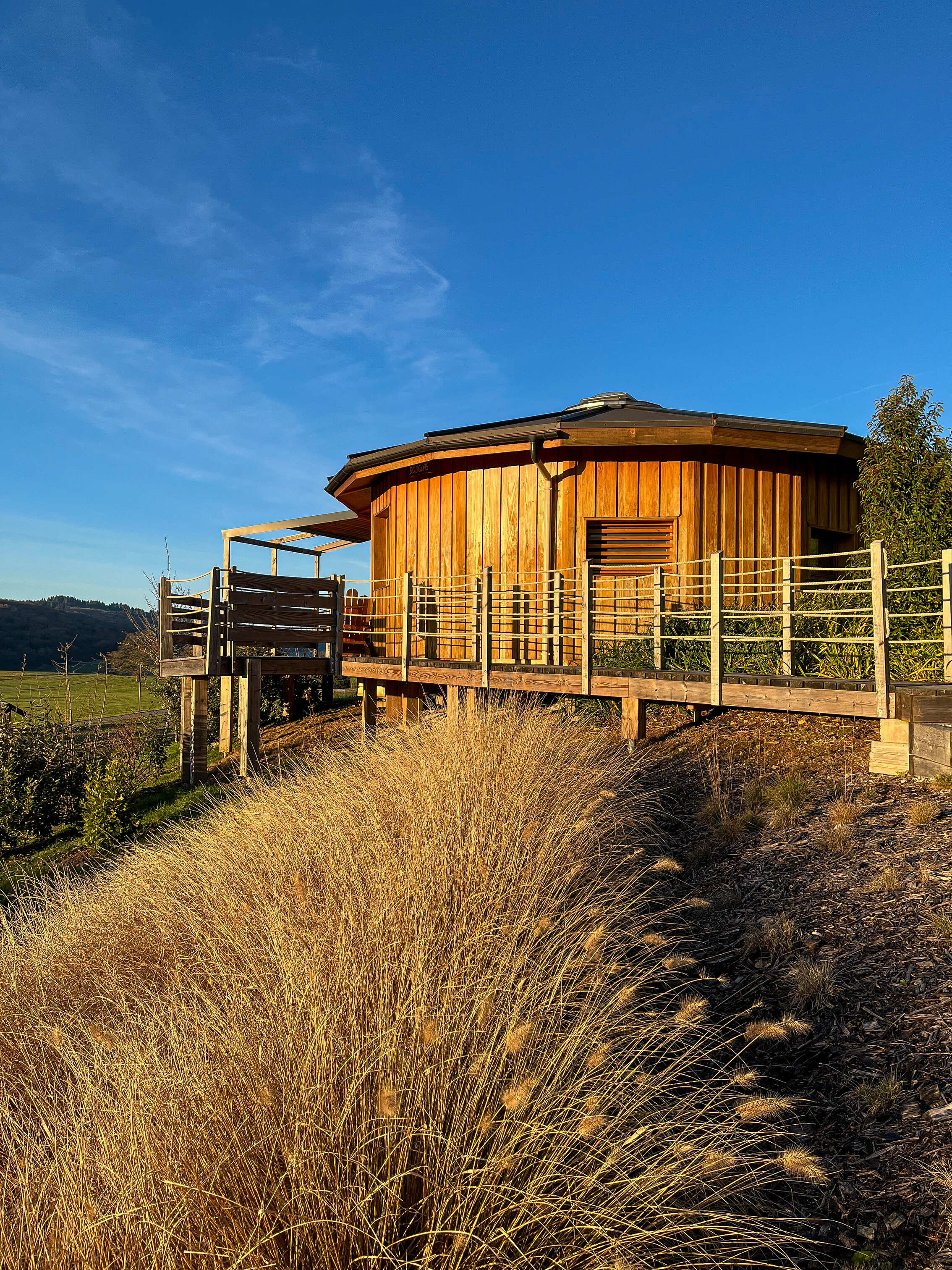 Cabane Douglas & Spa — Évasion romantique sur pilotis dans le Jura
