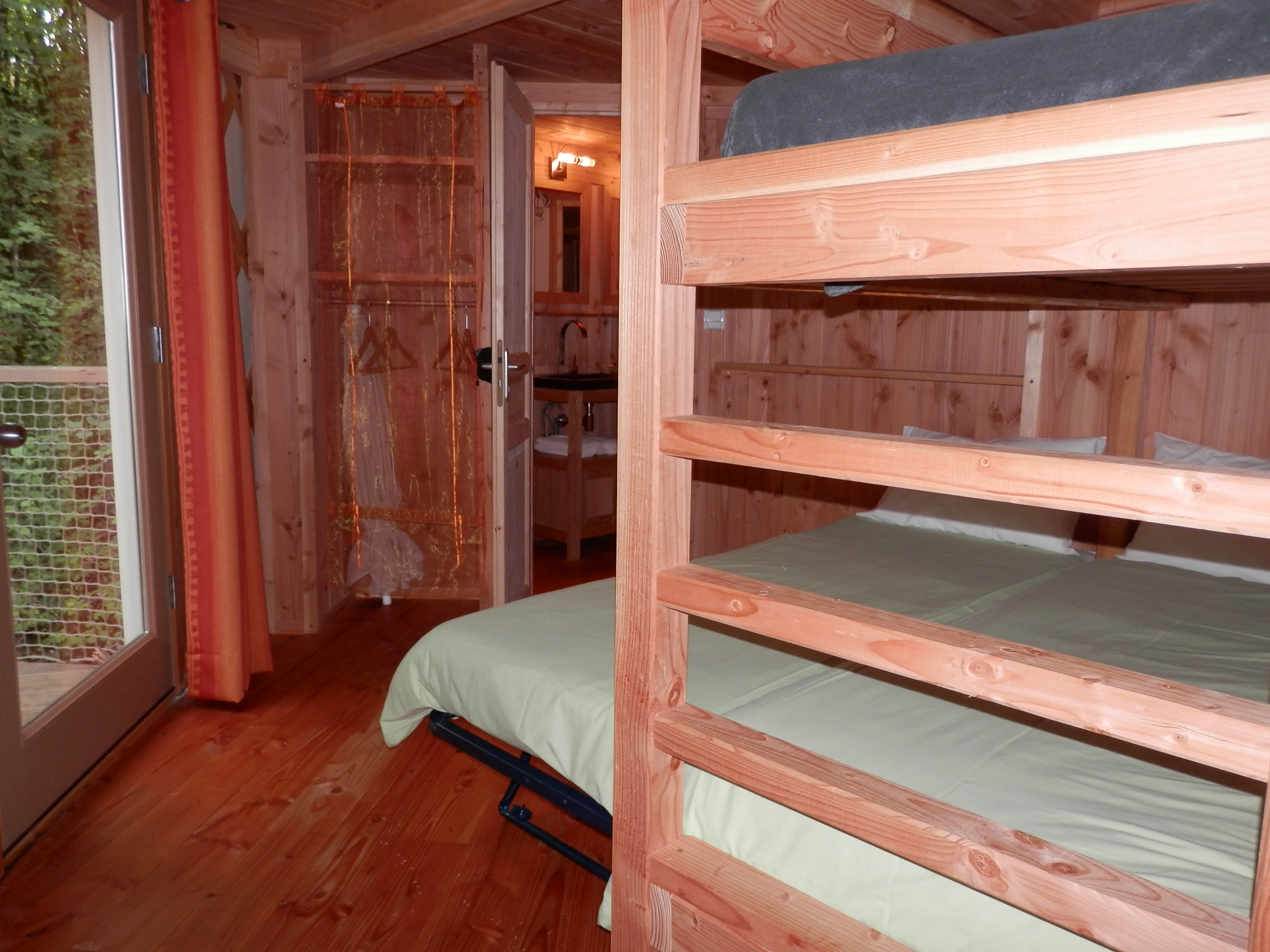 Séjournez dans une yourte moderne au cœur du Lot à Albas — salle de bain