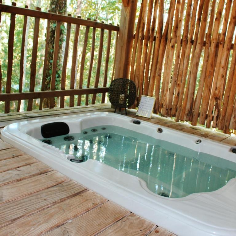 Lodge Natura & Spa — Cabane dans les arbres avec spa à 4m en Gironde à Gironde-sur-Dropt — espace de vie