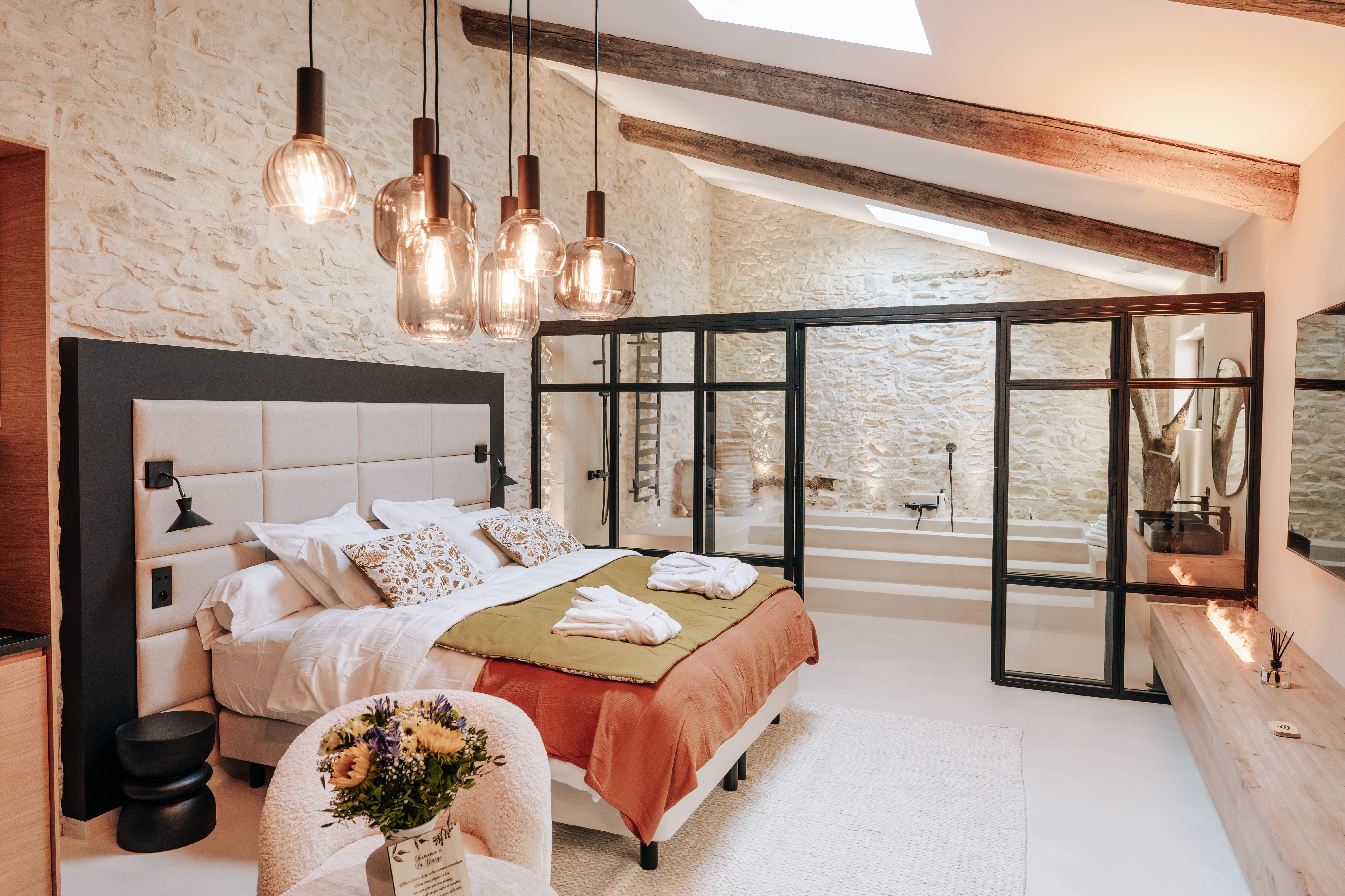 La Grange — Maison insolite avec jacuzzi à Tavel à Tavel — salle de bain