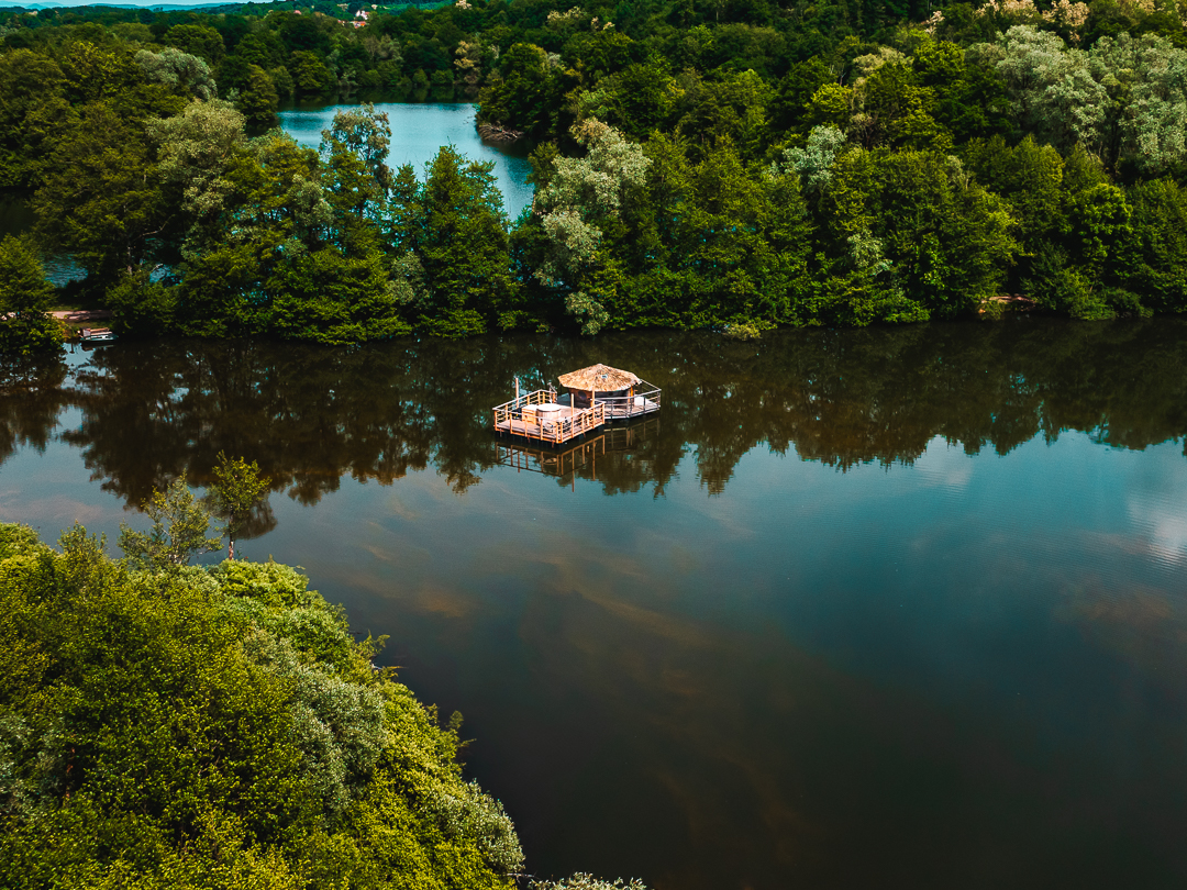 Cabane Spa Lagon : une évasion sur l'eau en Franche-Comté