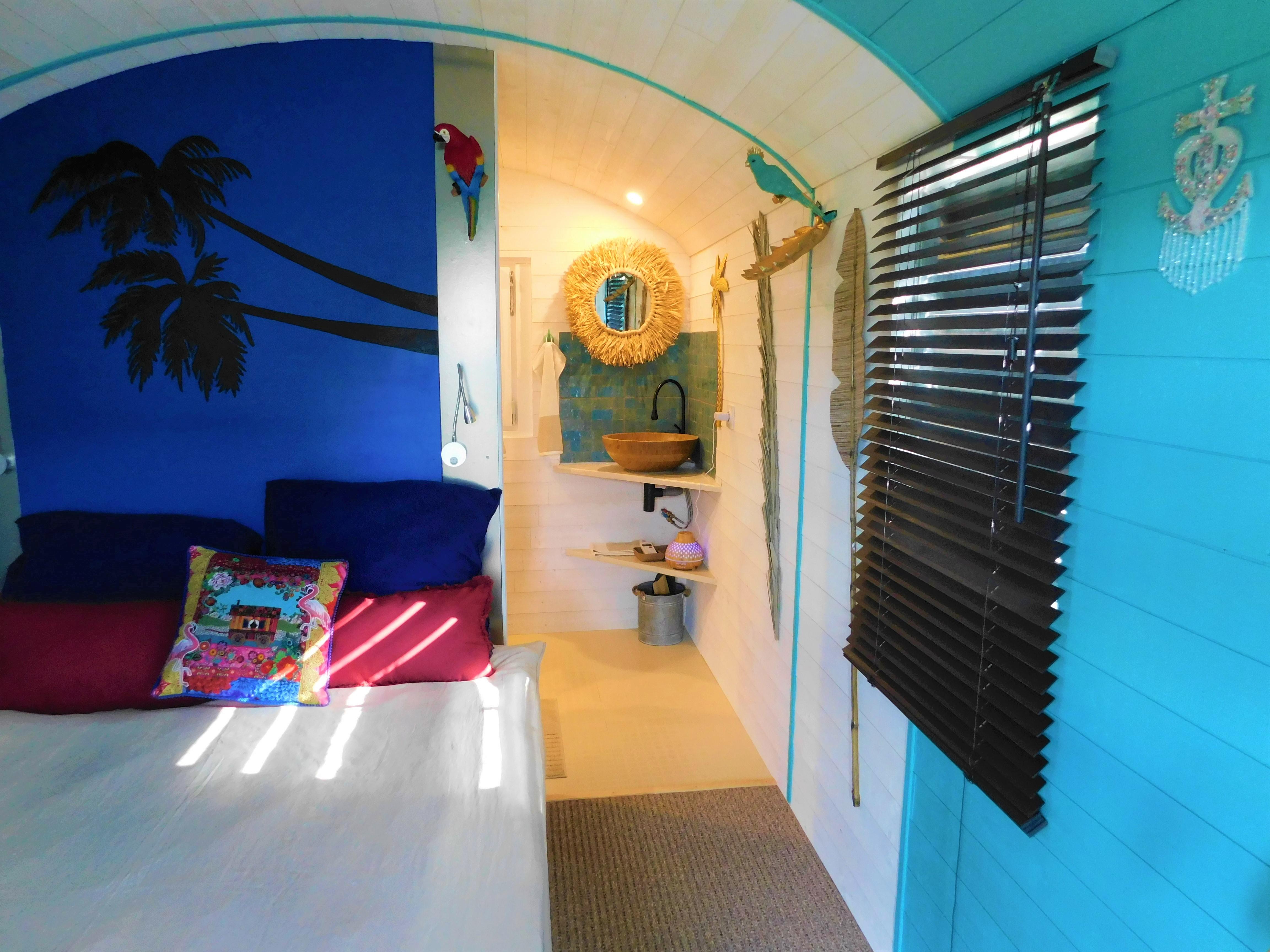 Roulotte Pura Vida — Séjour exotique avec spa à Gard à Nîmes — espace de vie