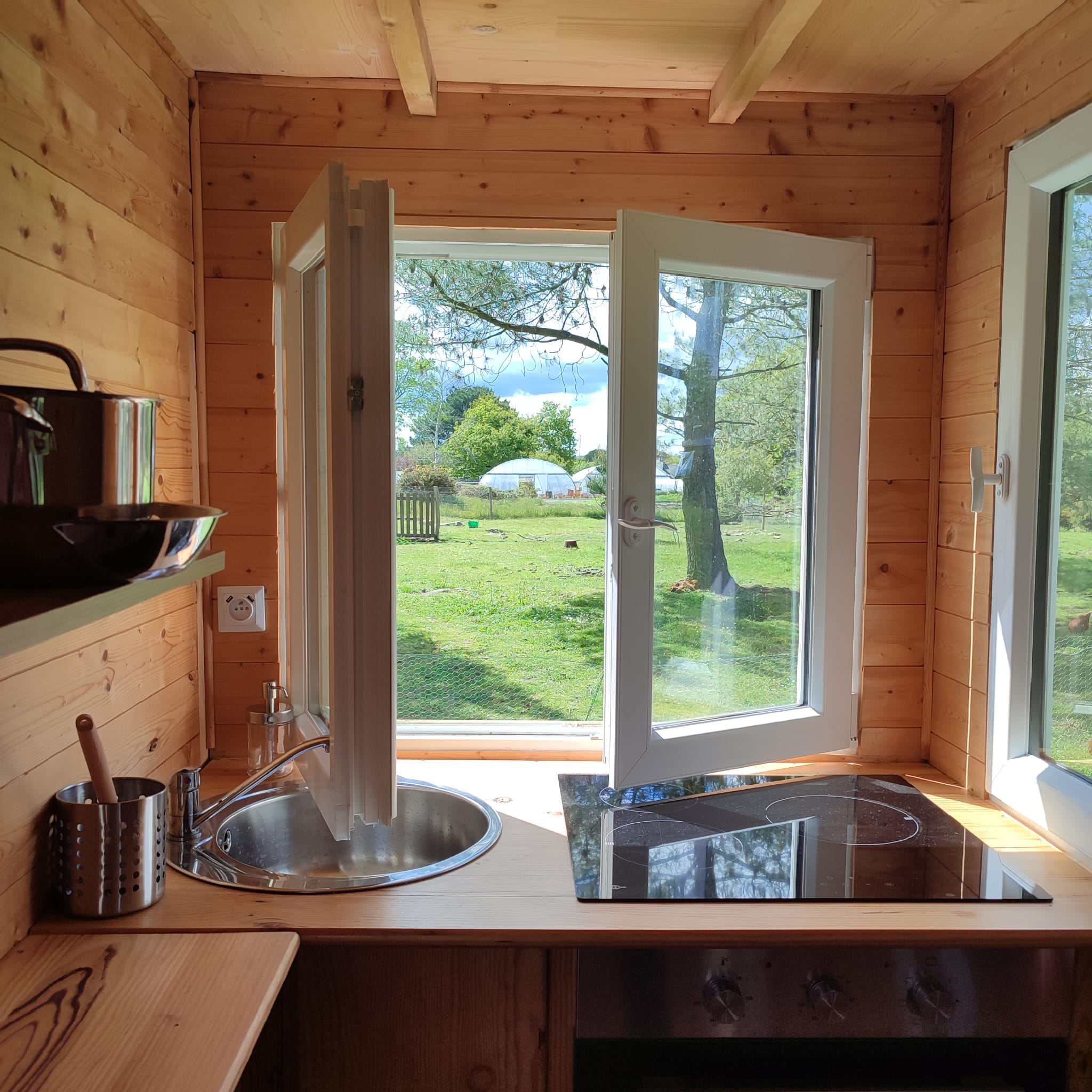Tiny House du Morbihan — Nuit insolite avec spa et sauna à Vannes — vue intérieure