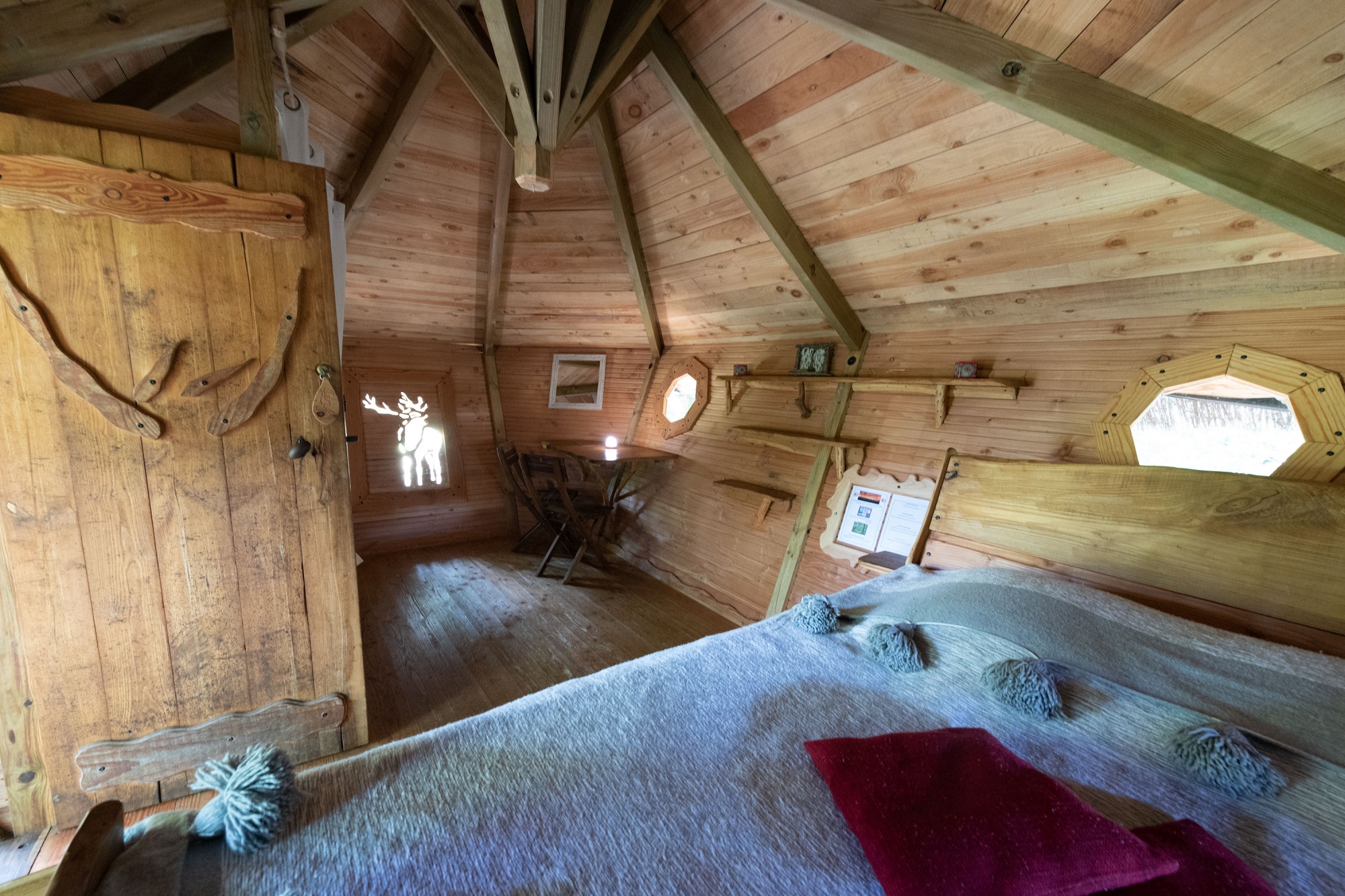 Cabane Cerf : une expérience suspendue dans les arbres à Saint-Julien-Labrousse — vue depuis la terrasse