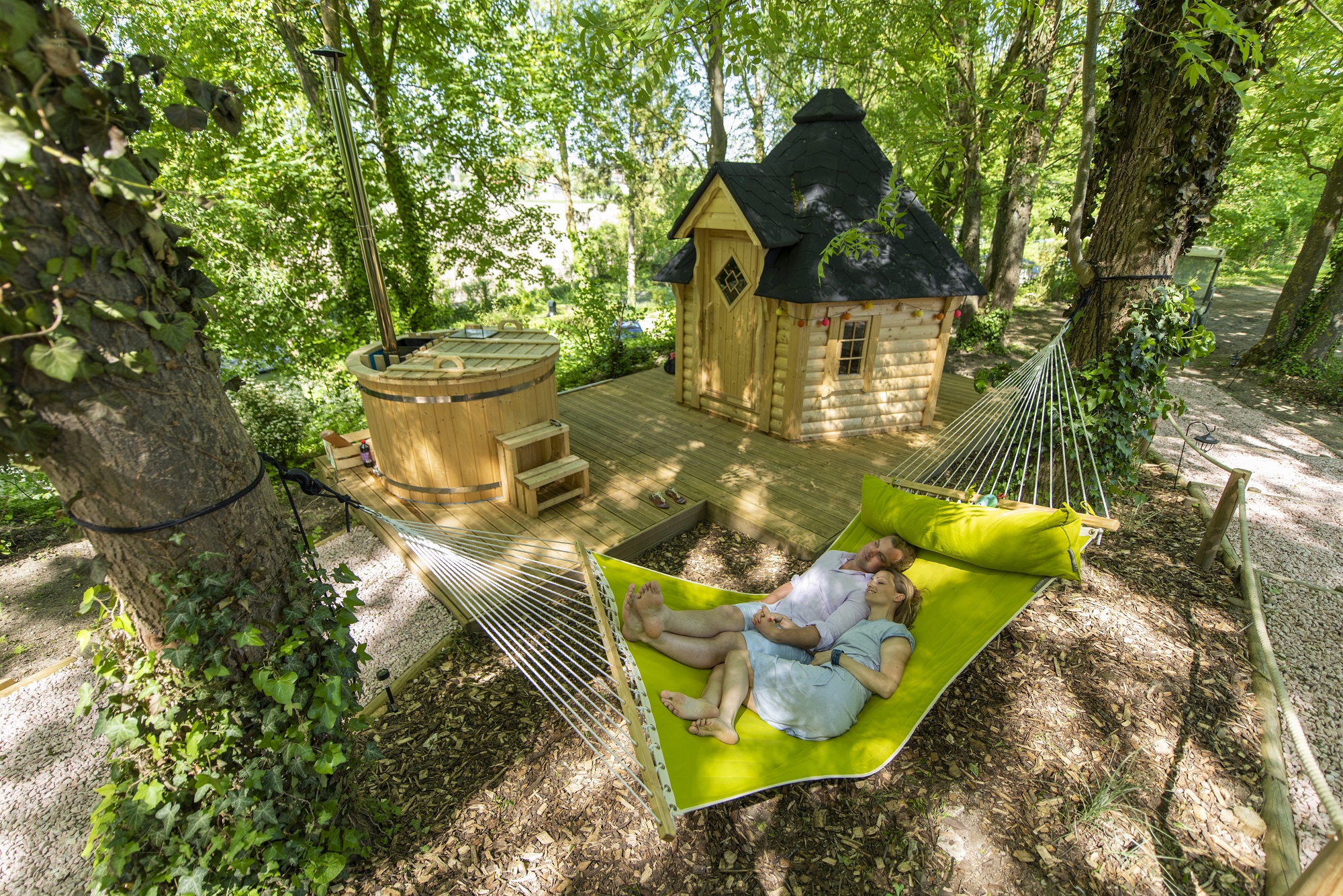 Évasion sensorielle dans une bulle en bois avec spa en Picardie