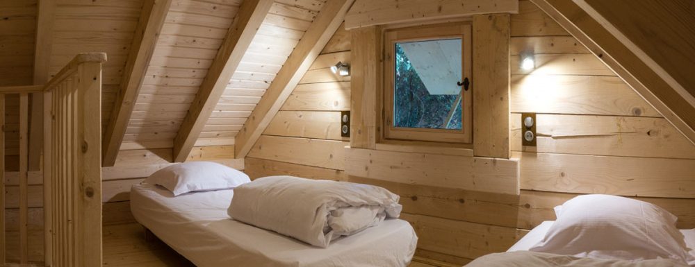 Cabane Cahute : une expérience suspendue en Languedoc-Roussillon à Villalier — salle de bain