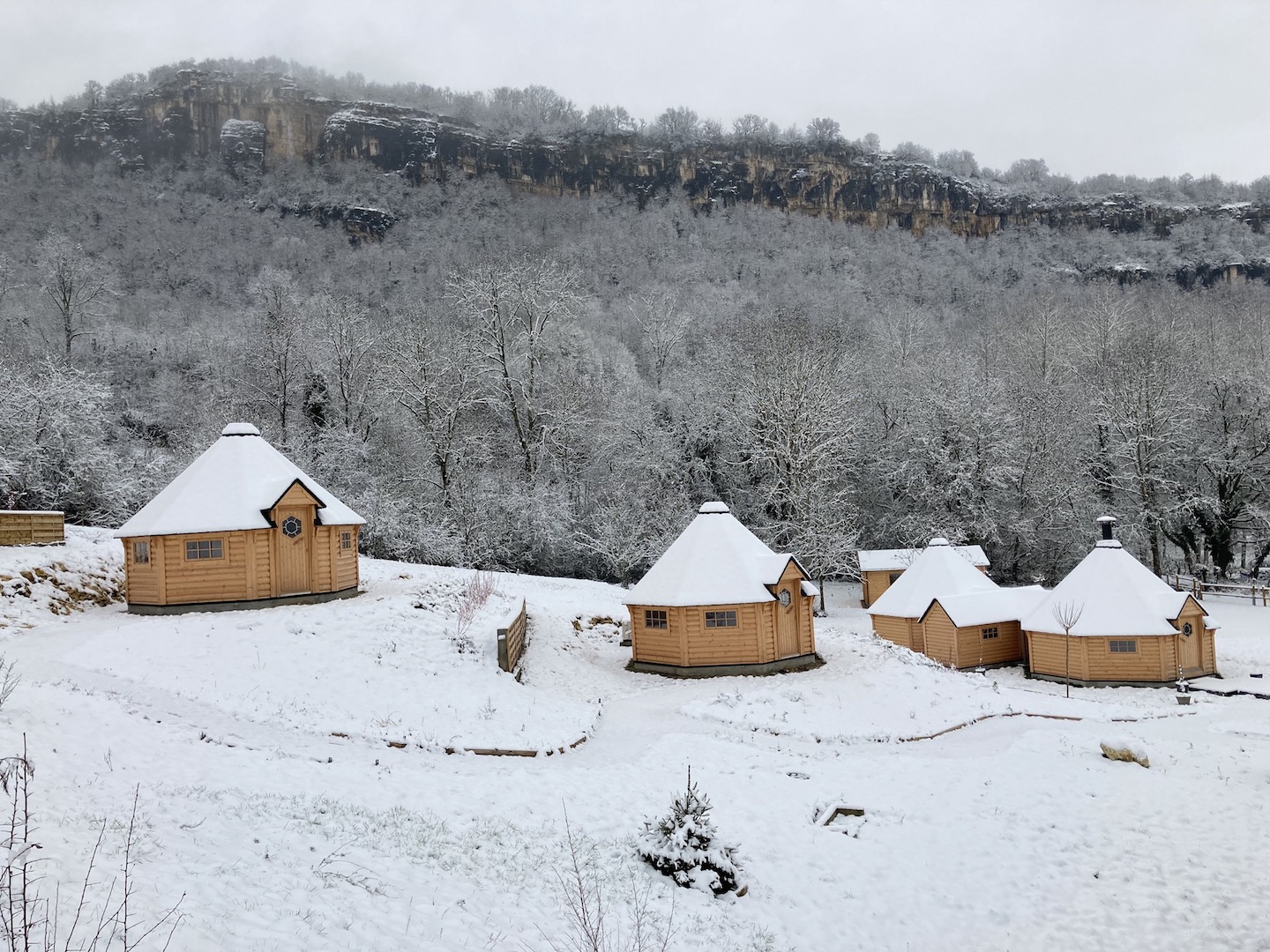 Kota Lavours : une expérience unique en pleine nature à Izieu — vue intérieure