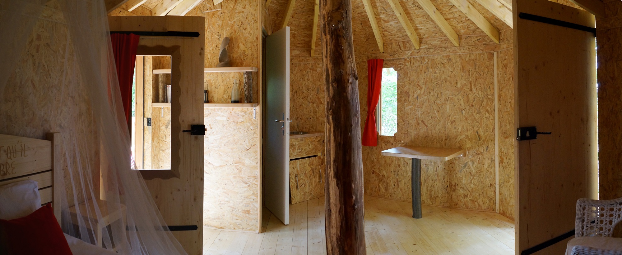Le Nid d'amour : une cabane perchée pour une escapade romantique à Quincié En Beaujolais — environnement naturel