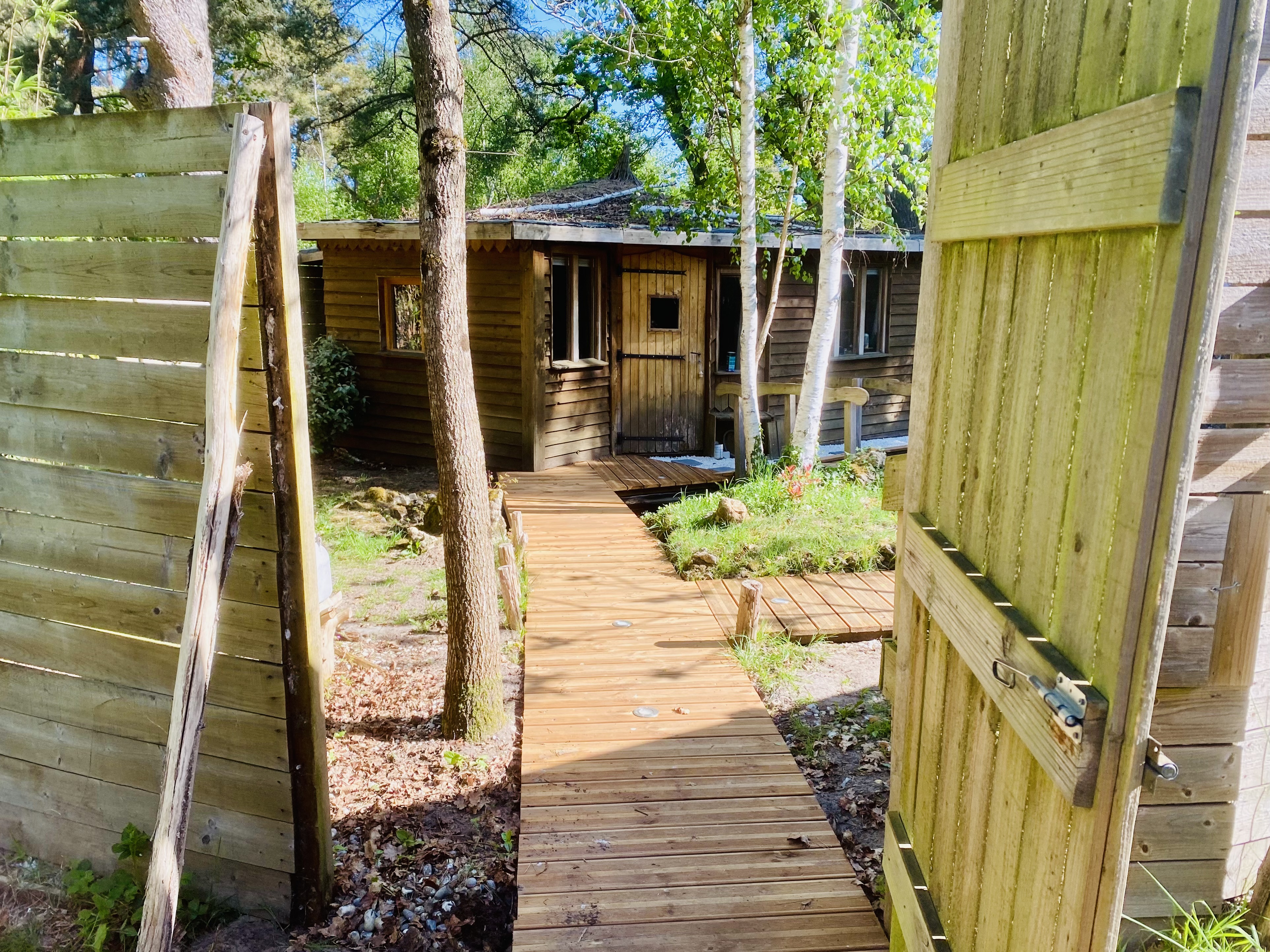 Évasion romantique dans une cabane avec spa en Picardie à Fere En Tardenois — vue intérieure