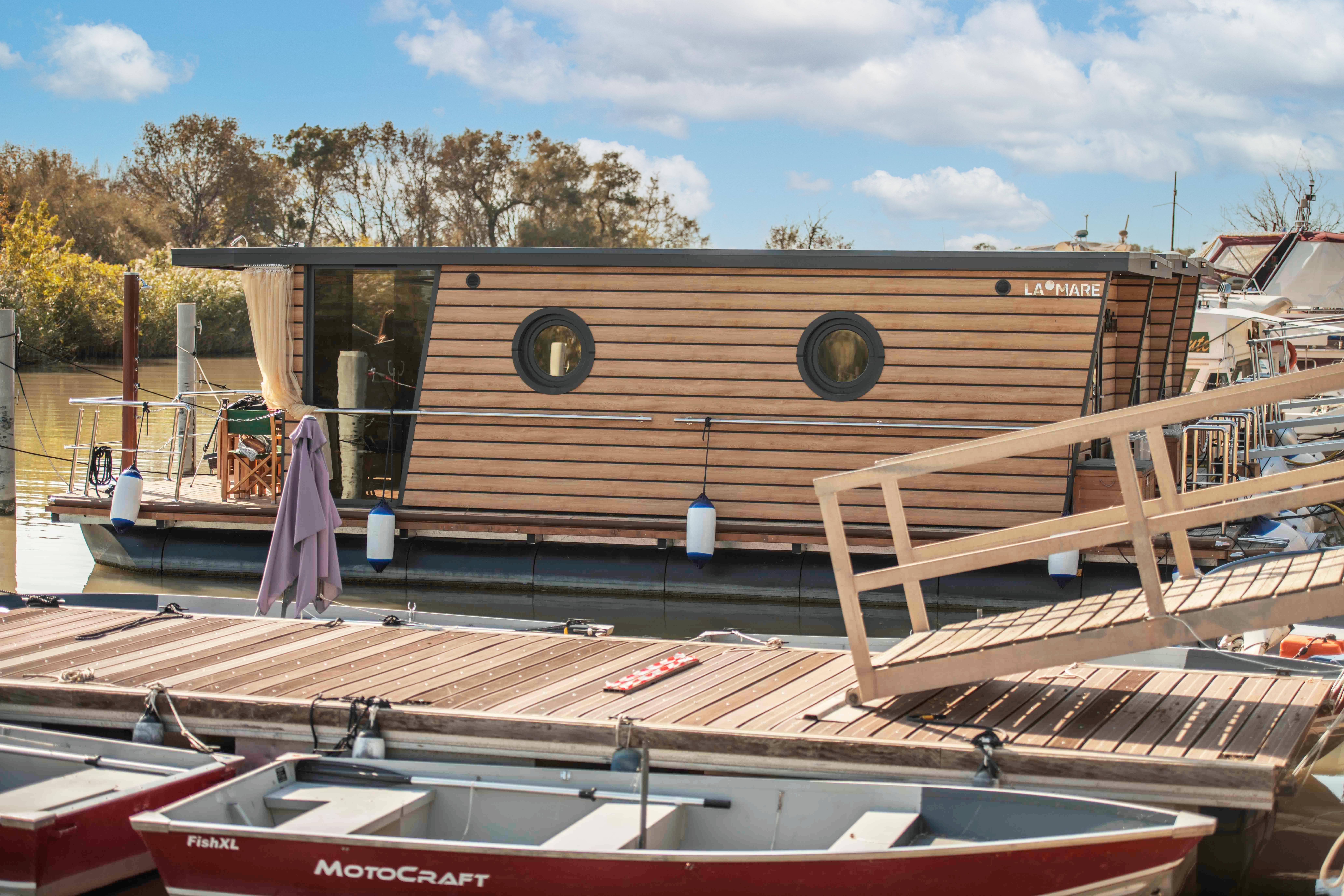 Maison flottante « Lodge Boat Fanny — Maison flottante avec spa à Gard » — Aigues-Mortes (Gard)