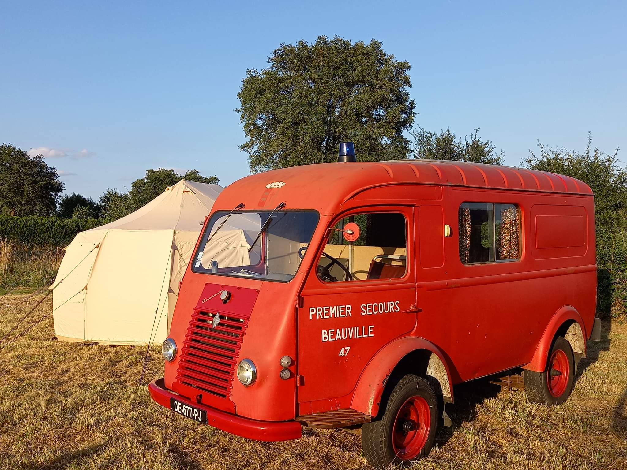 Bus magique avec tente glamping — Nuit insolite en Allier à Vichy — chambre