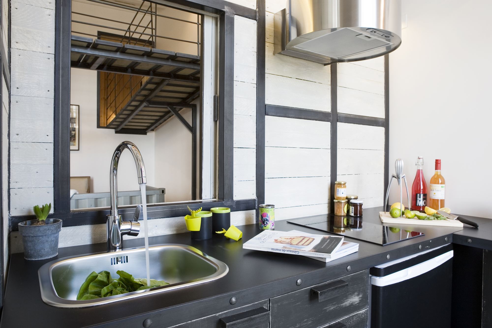 Le Voyage Extraordinaire : une chambre à thème immersive à Nantes — cuisine