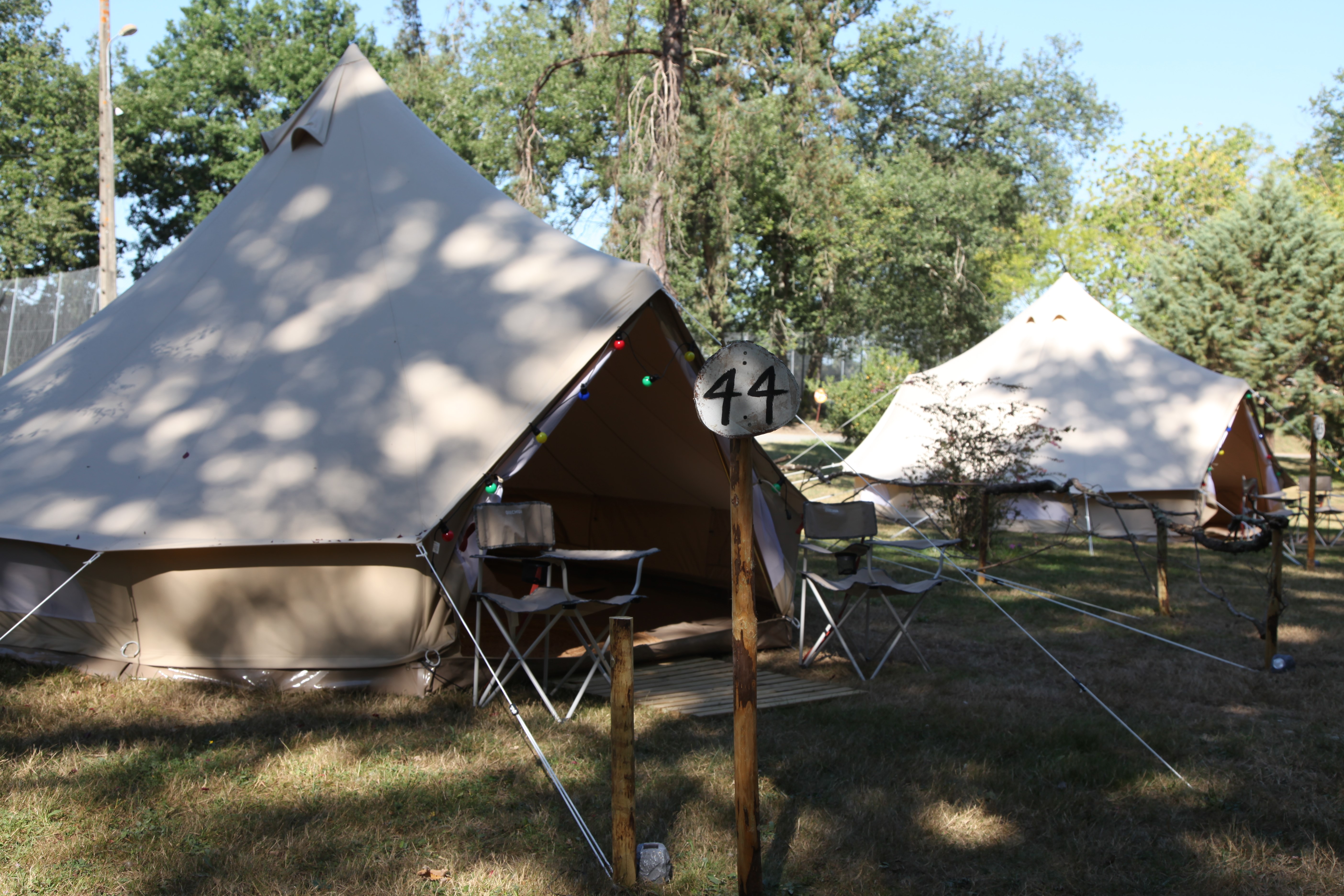 Tente Nomade Family — Séjour bohème avec spa à Gers à Riguepeu — détail architectural