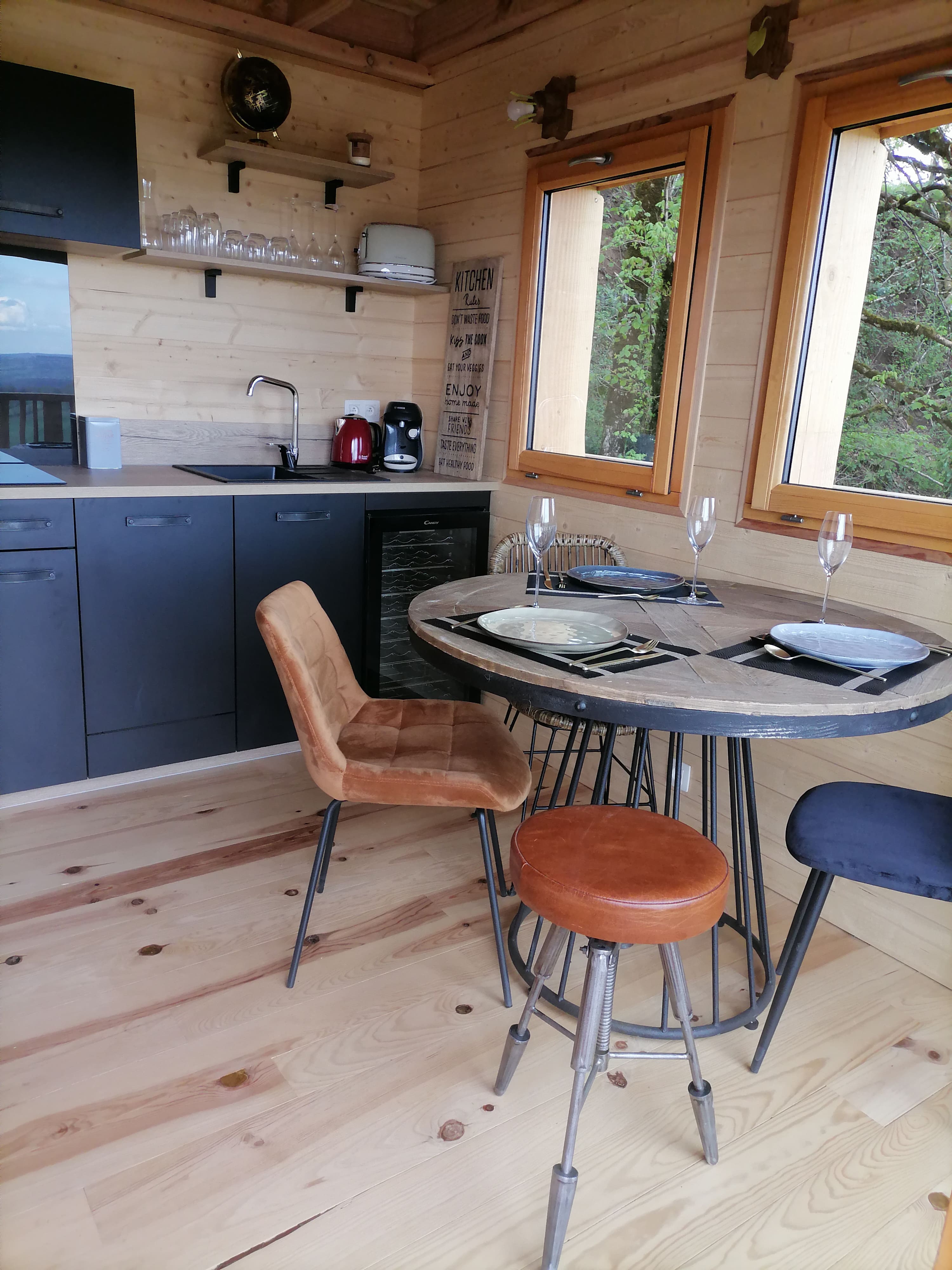 Cabane La Rastène & Spa : une évasion sur pilotis en Auvergne à Carlat — cuisine