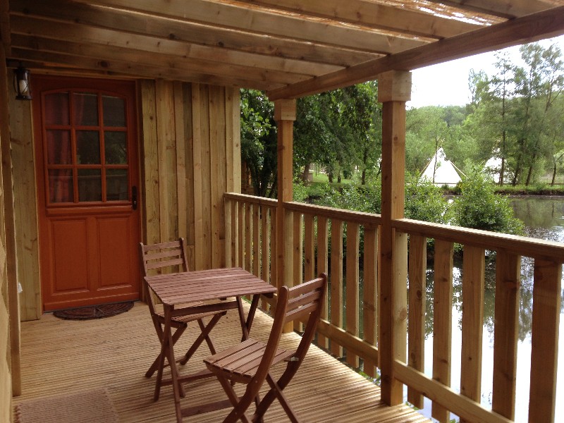 La Cabane de D'jo — Cabane sur pilotis avec baignoire en bois à Aisne