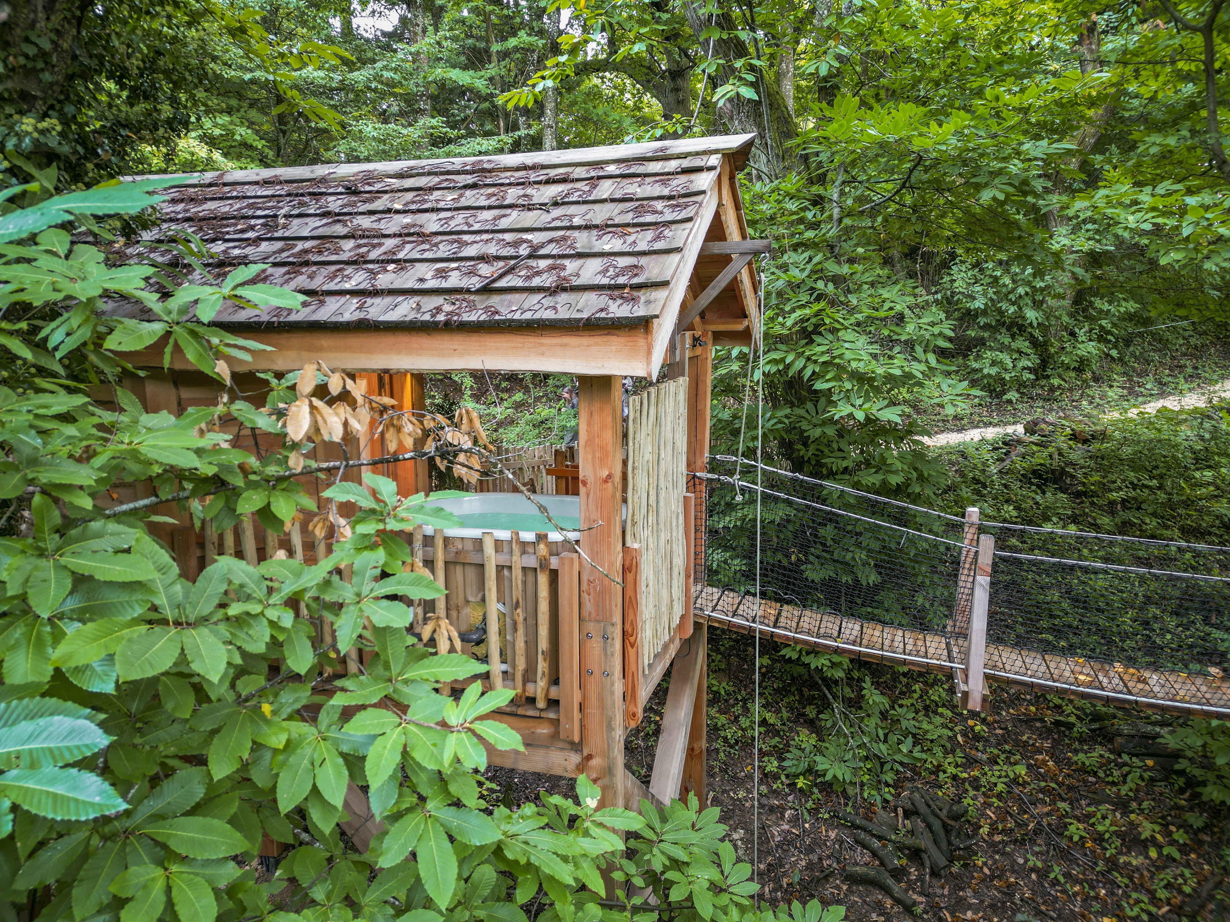 Évasion dans une cabane SPA Lov'nid en Rhône-Alpes à Gillonnay — chambre