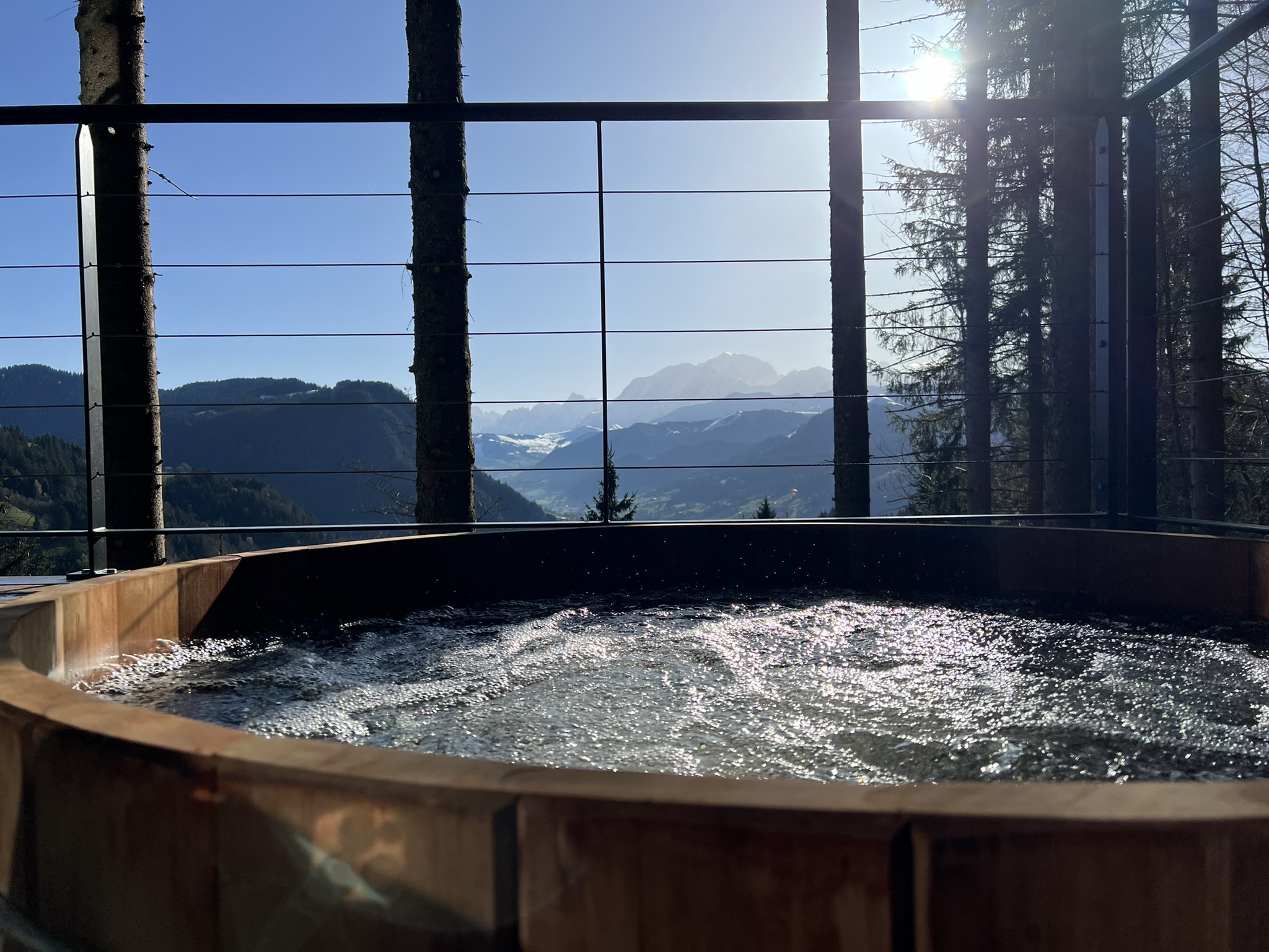 Cabane sur pilotis à la Belle Étoile avec spa privatif à Saint Nicolas La Chapelle — environnement naturel