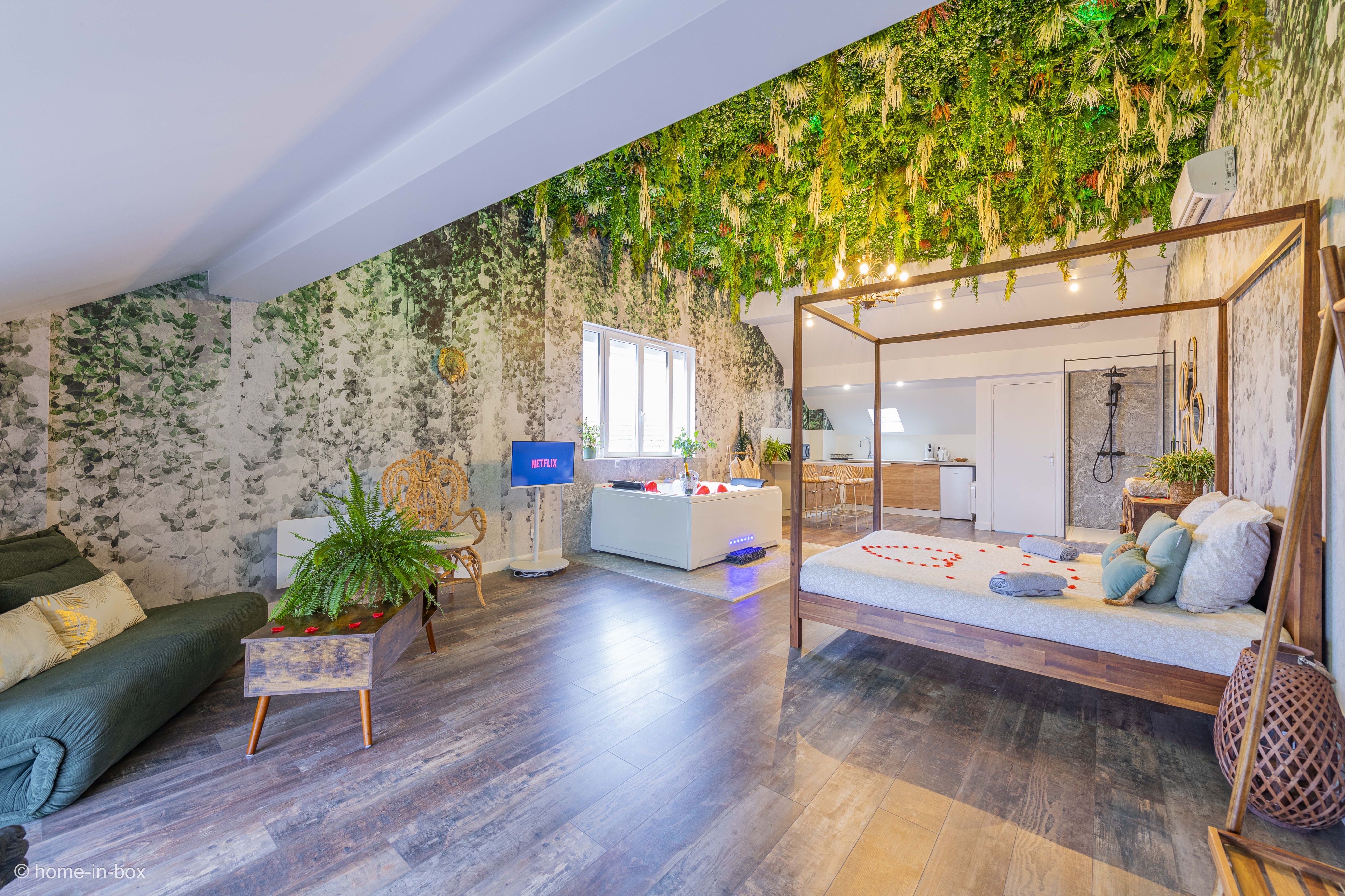 Suite Jungle Palace — Séjour romantique avec jacuzzi à Nanteuil-lès-Meaux