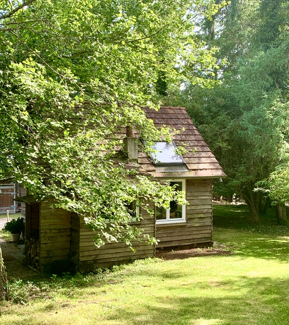 Chalet au bord de l’eau et des chevaux : une escapade romantique en Bourgogne à Sauvigny Les Bois — vue intérieure