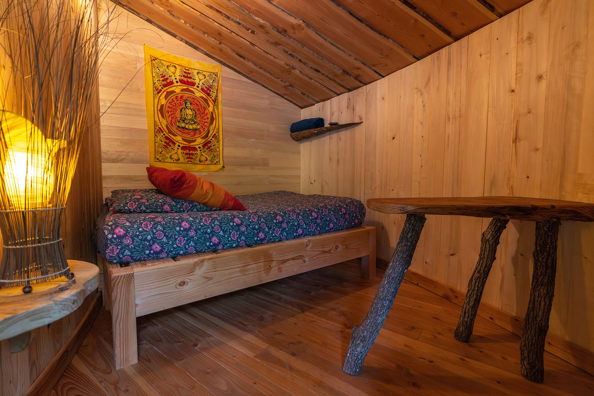 Cabane L'inattendue — Escapade sur pilotis avec spa à Souleyourt (Hérault) à Souleyourt — espace de vie
