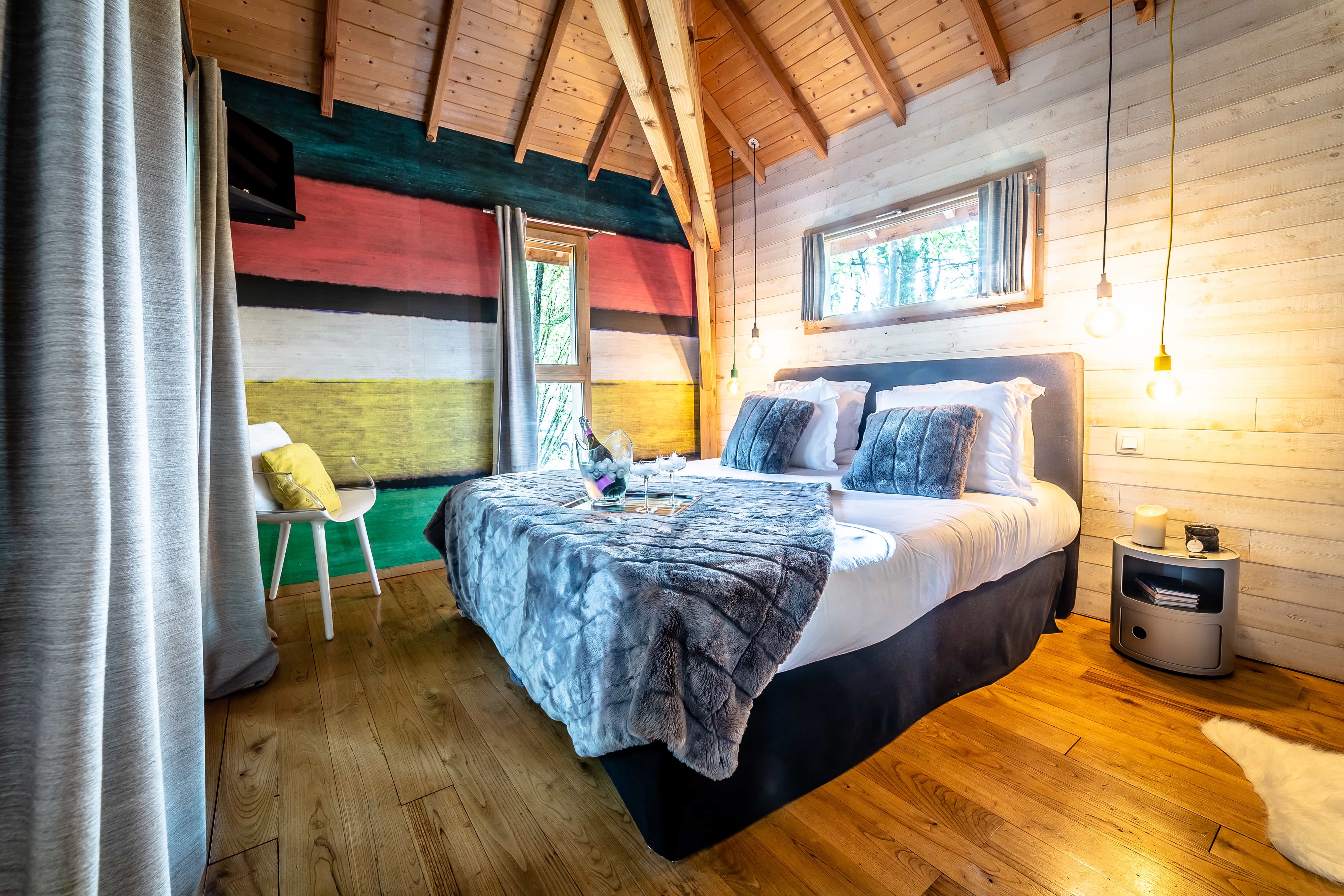 Cabane Spa Cyprès si Haut : une évasion dans les arbres à Saint Mexant — vue intérieure