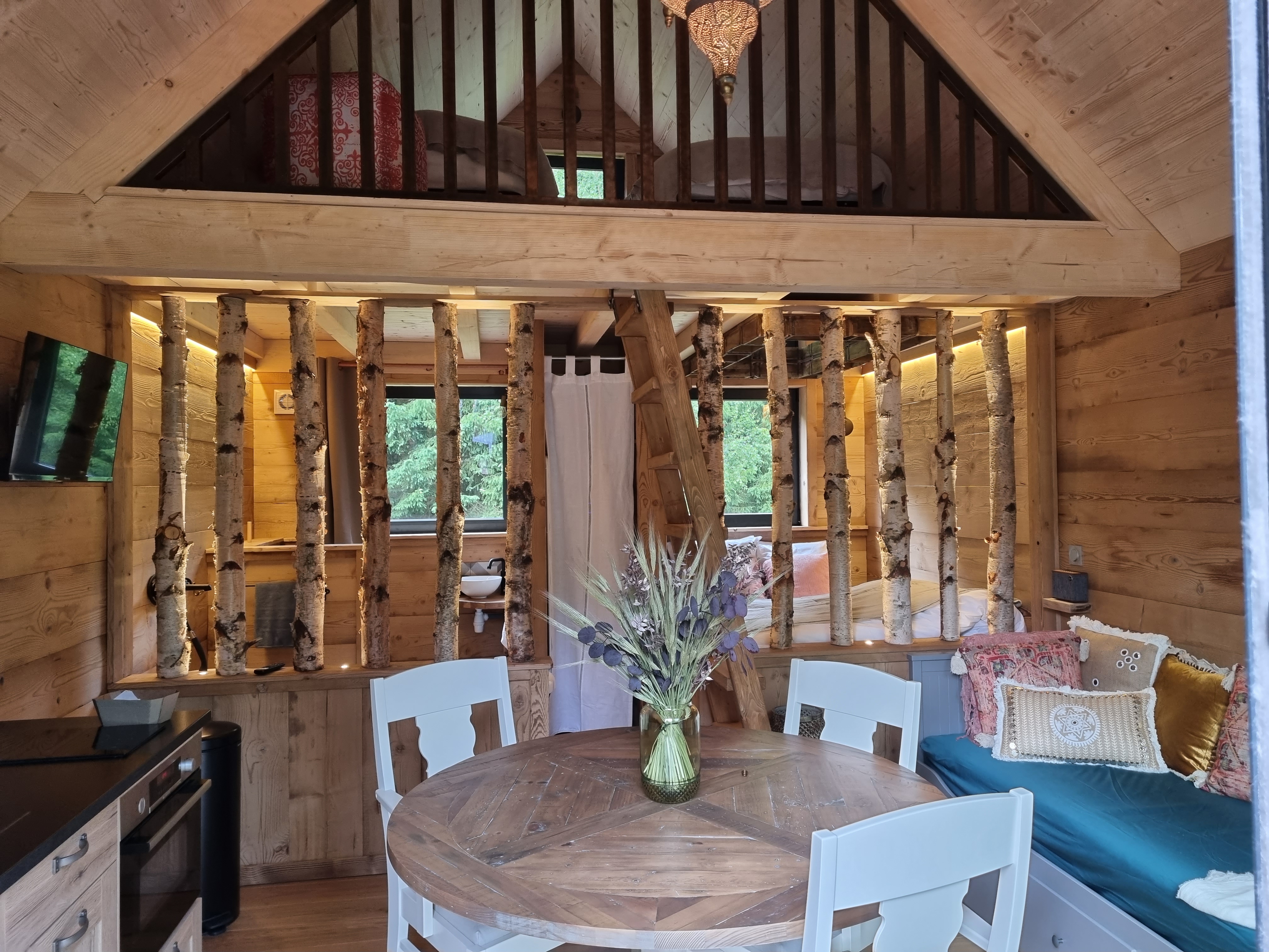 Lodge des Amoureux & Spa : une cabane romantique en Lorraine à Barbey Seroux — espace de vie