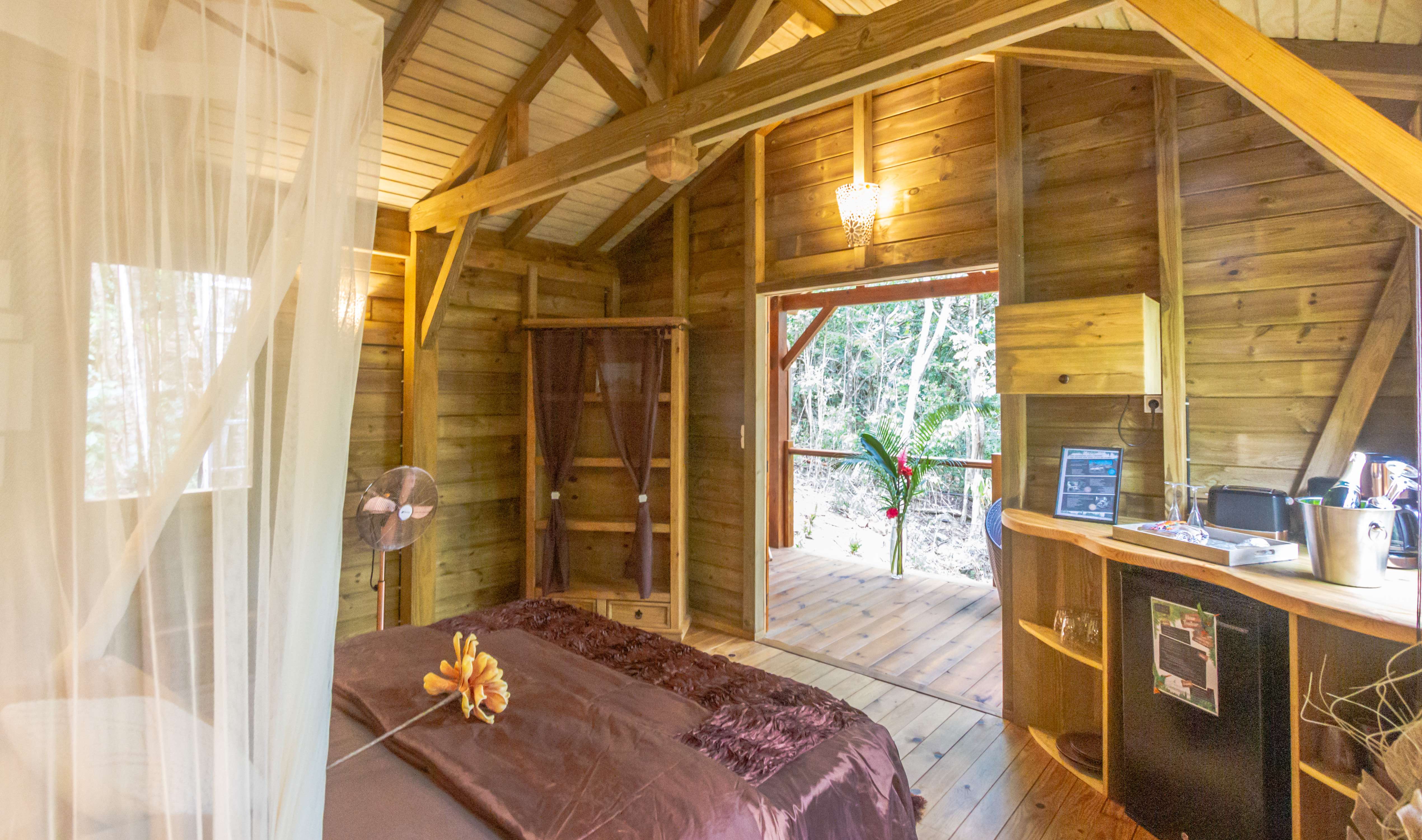 Le Nid des Colibris : une cabane dans les arbres en Guadeloupe à Deshaies — cuisine