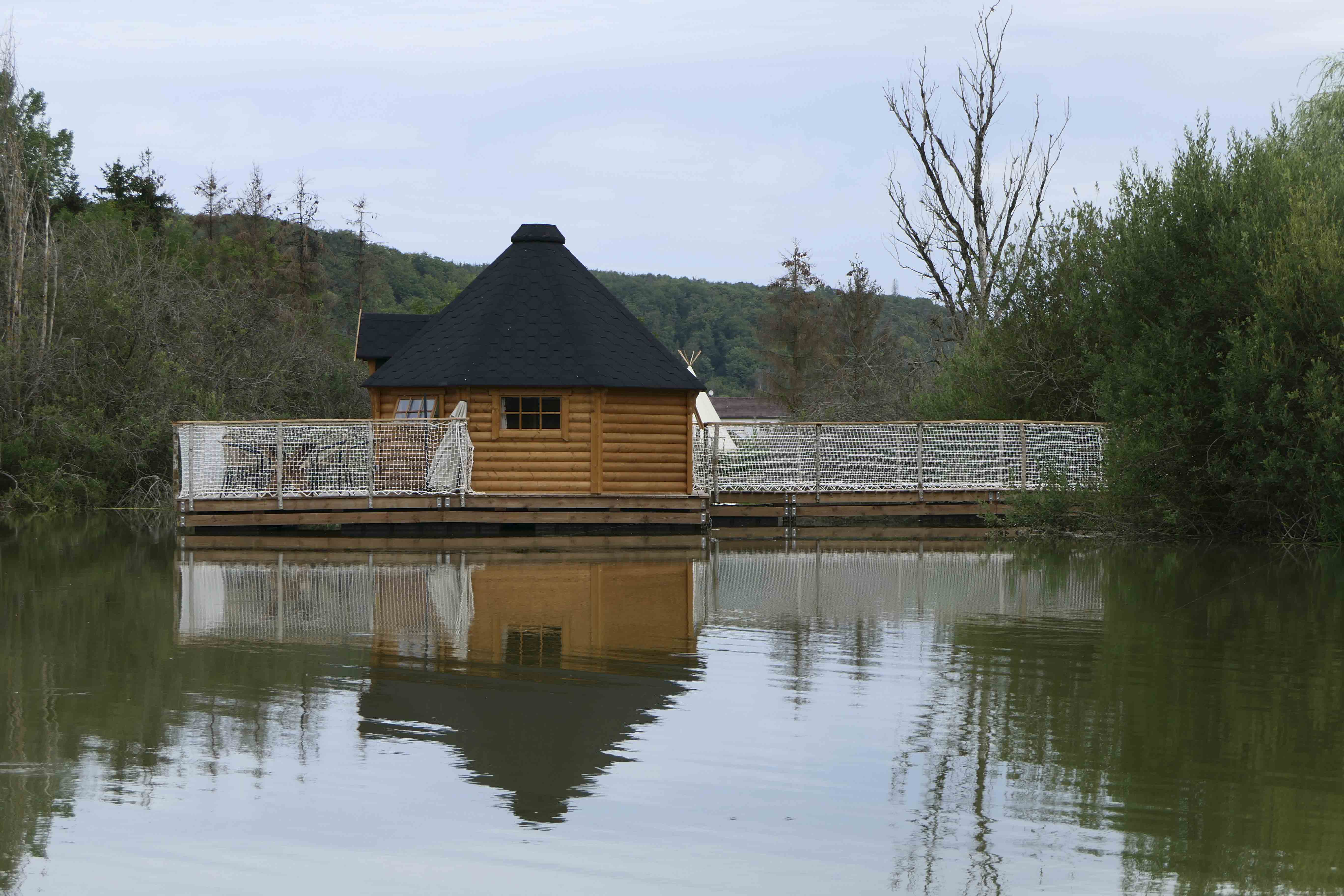 Le Kota Convivial : une cabane flottante en pleine nature