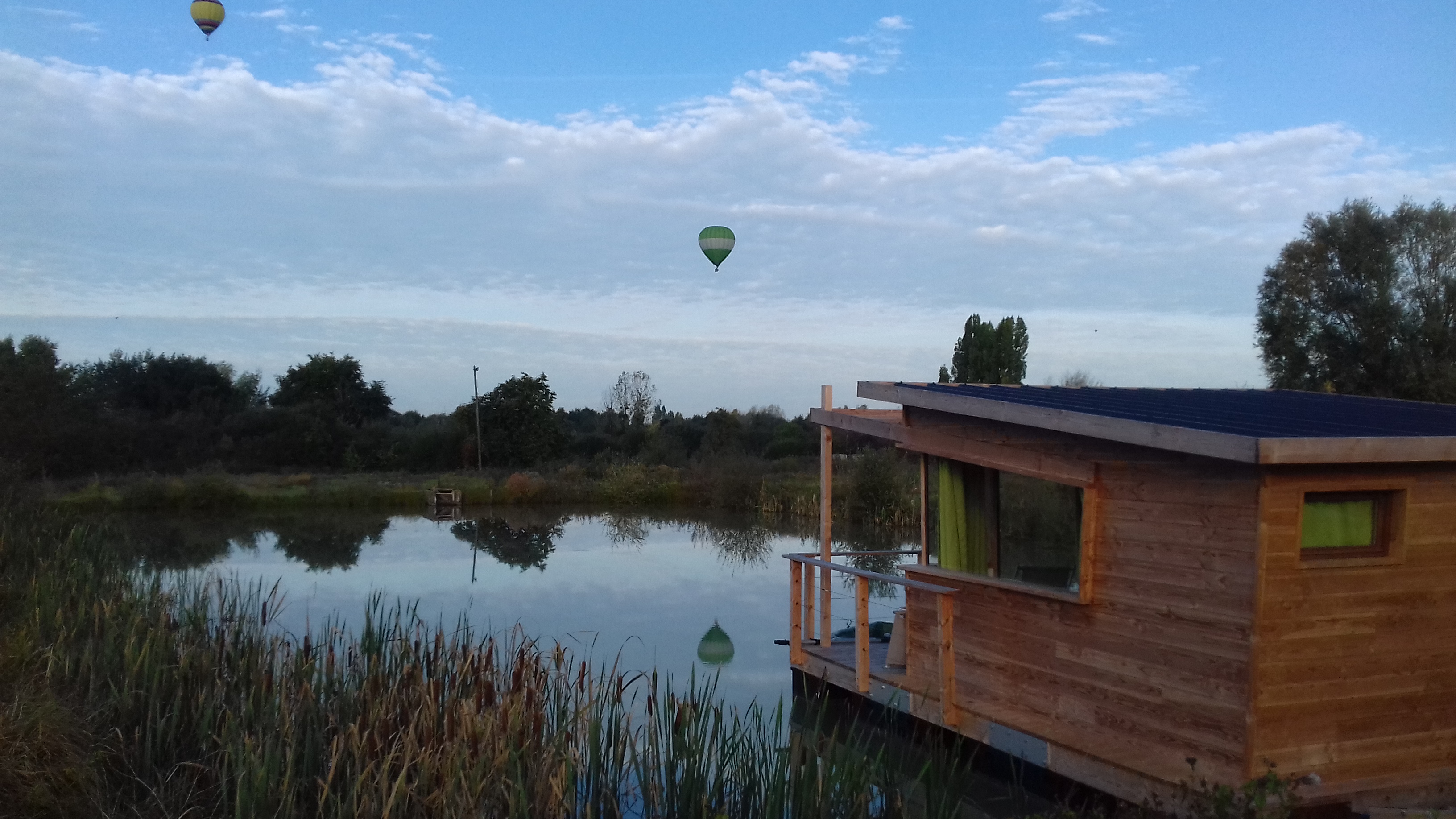 Lodge flottant Nénuphar : une cabane sur l'eau en pleine nature à Mont Près Chambord — espace de vie