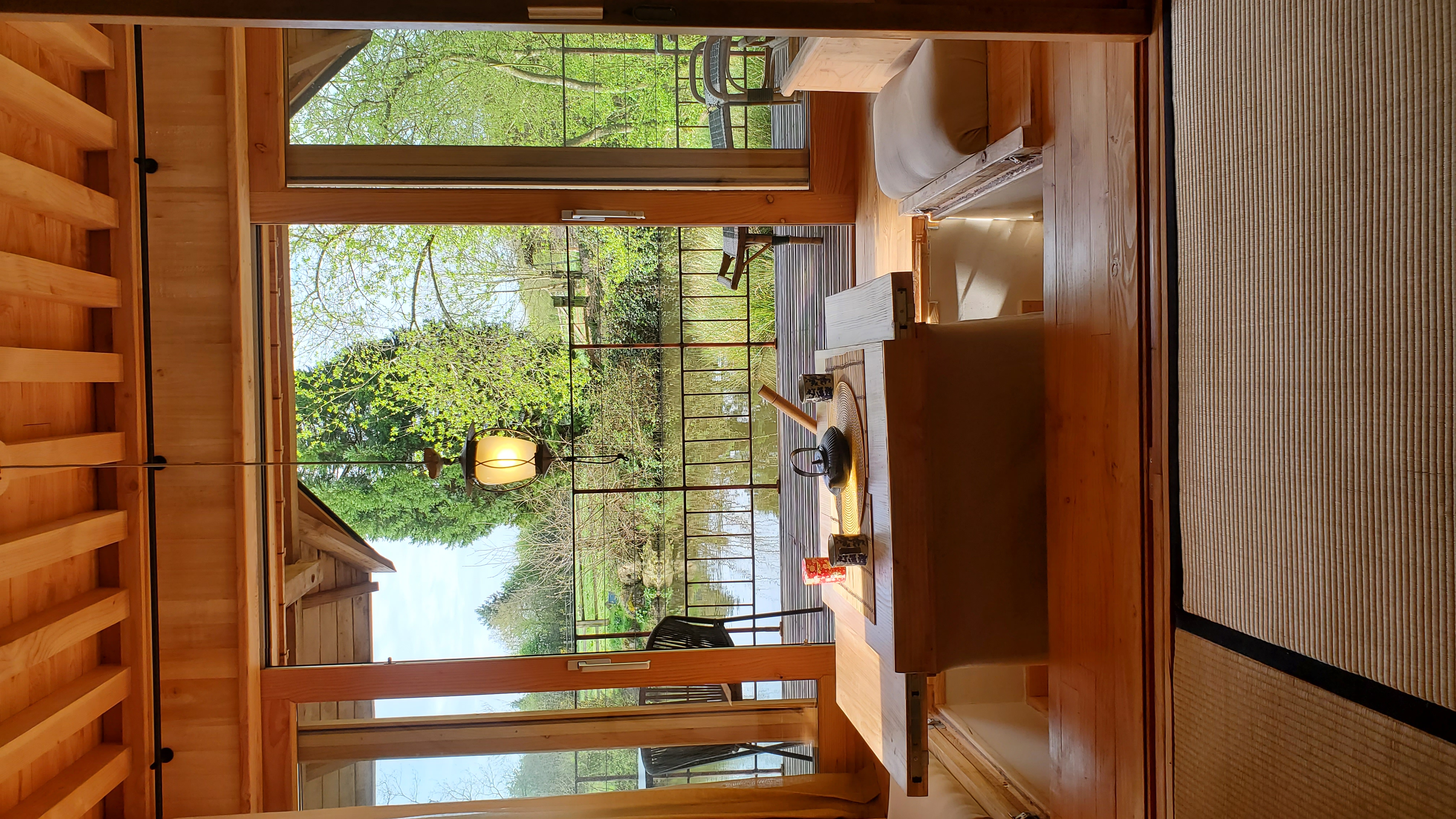 Le Pavillon Japonais : une cabane sur pilotis en pleine nature à Sainte-Honorine-La-Chardonne — espace de vie