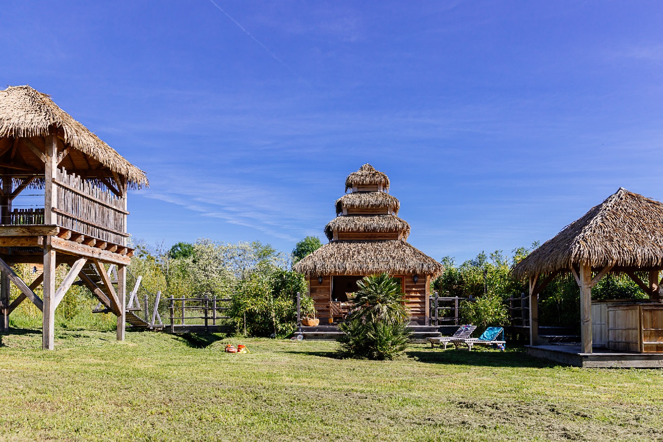Évasion dans une cabane indonésienne avec spa en Aquitaine à Le Nizan — vue intérieure