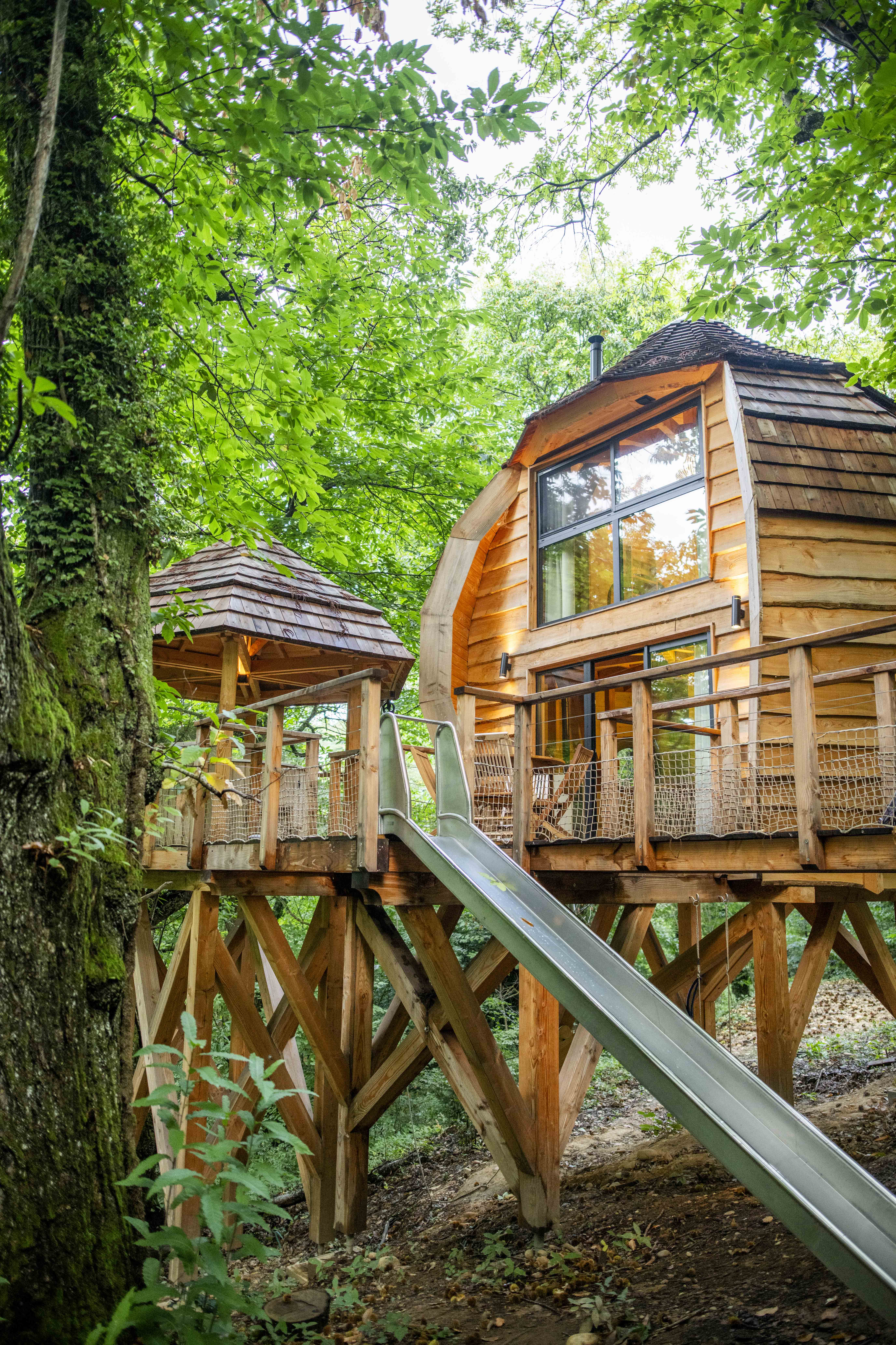 Évasion romantique dans une cabane SPA sur pilotis à Gillonnay — environnement naturel
