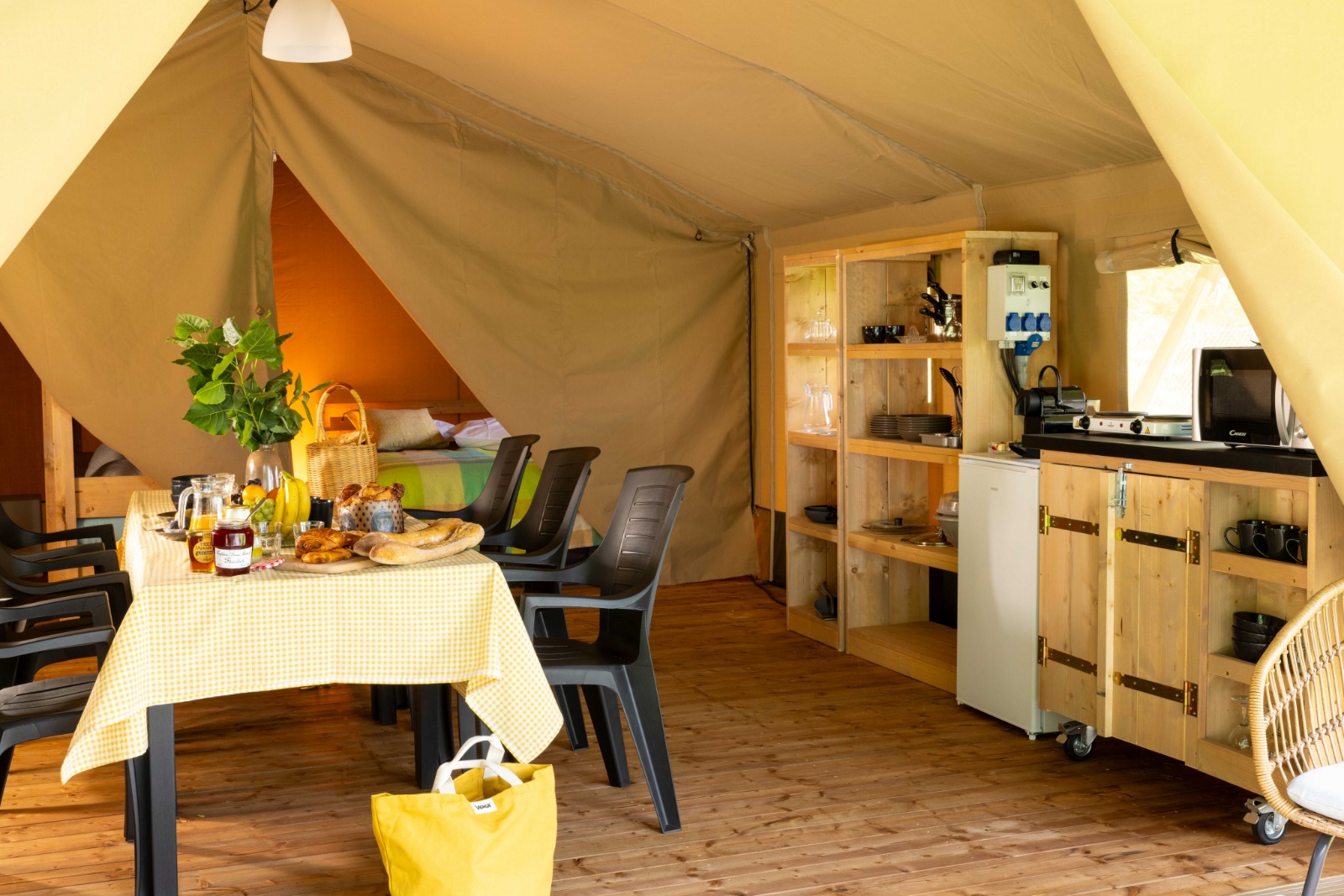 Safari Lodge — Séjour insolite avec spa à Charente-Maritime à Saintes — cuisine