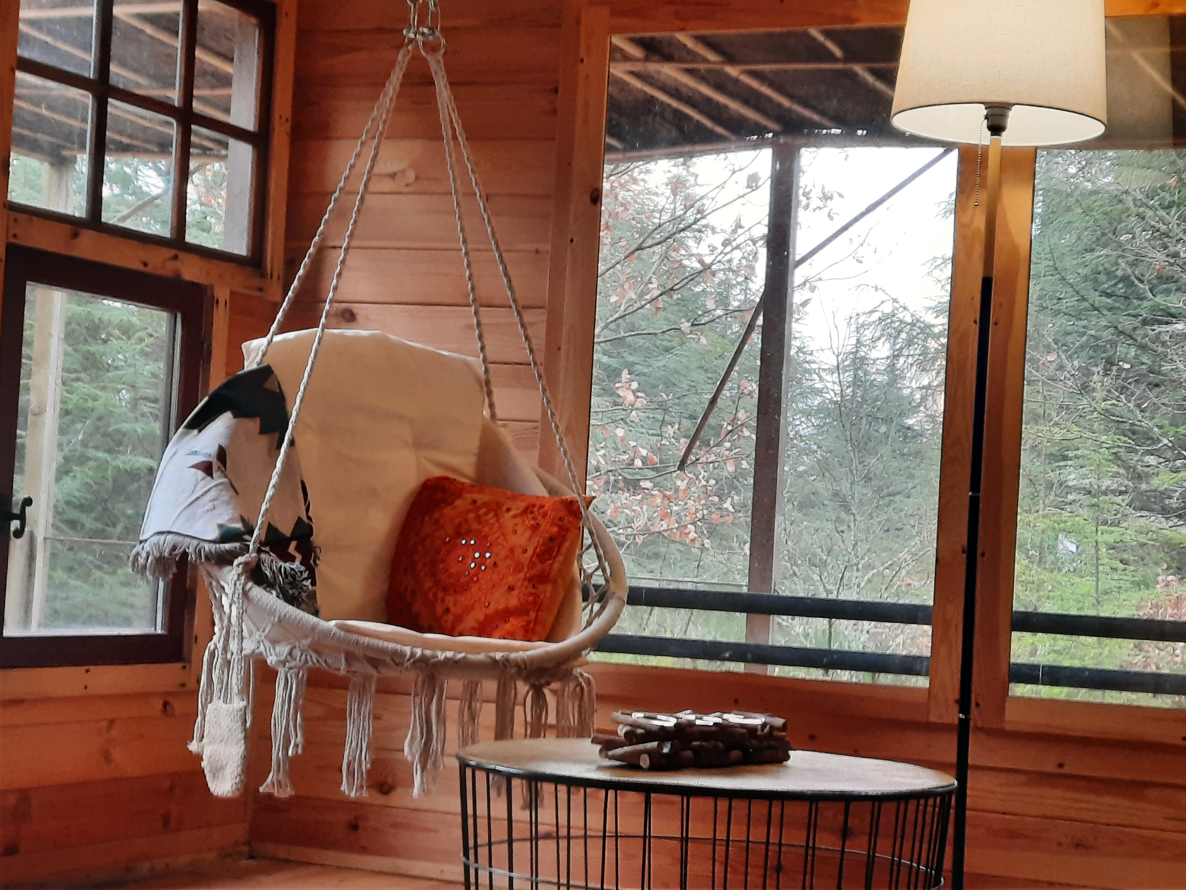 Évasion sensorielle dans une cabane Forest Cocoon & Spa à ballon — environnement naturel