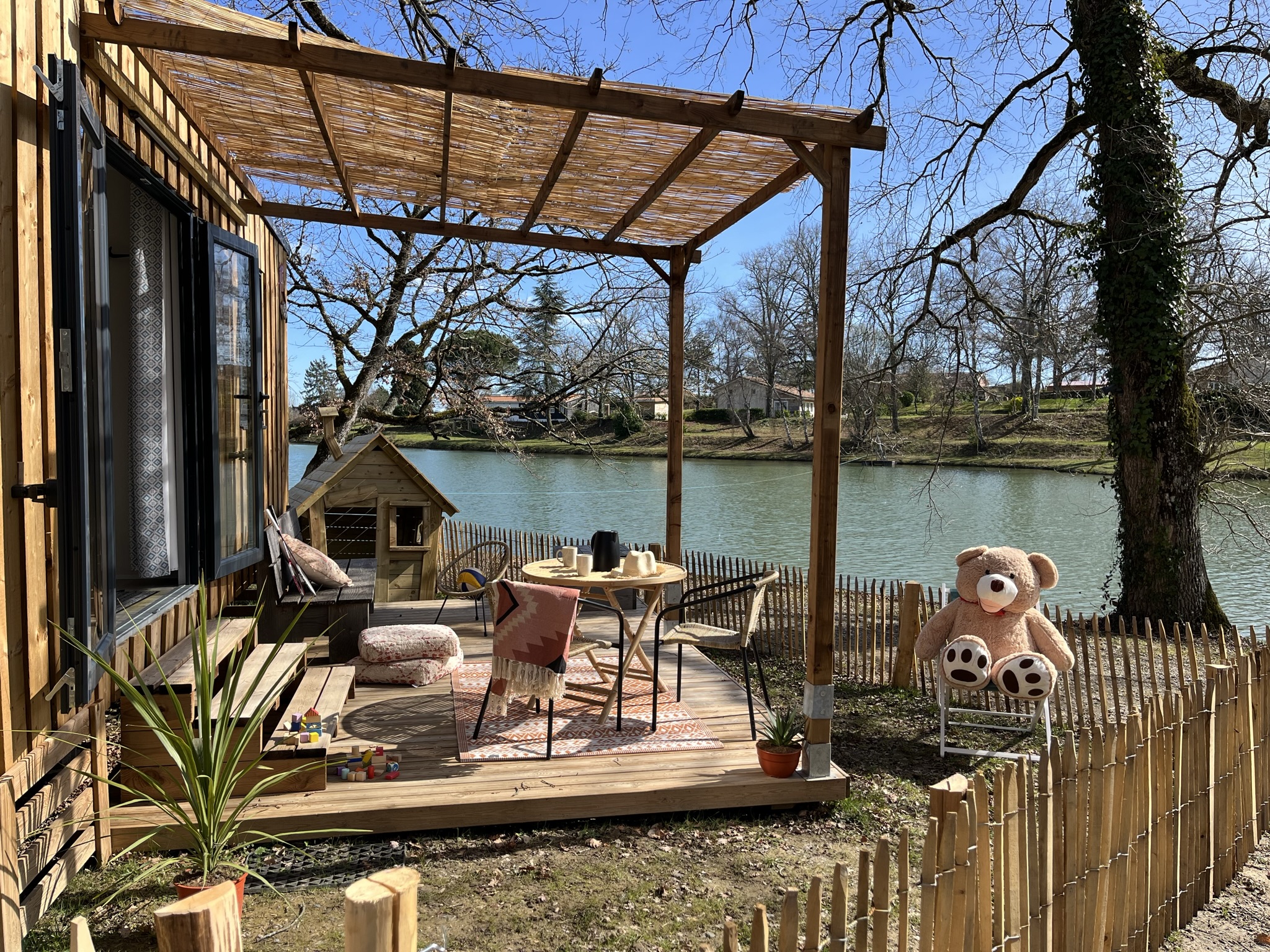 Cabanon du Lac — Tiny House avec vue sur le lac à Gers