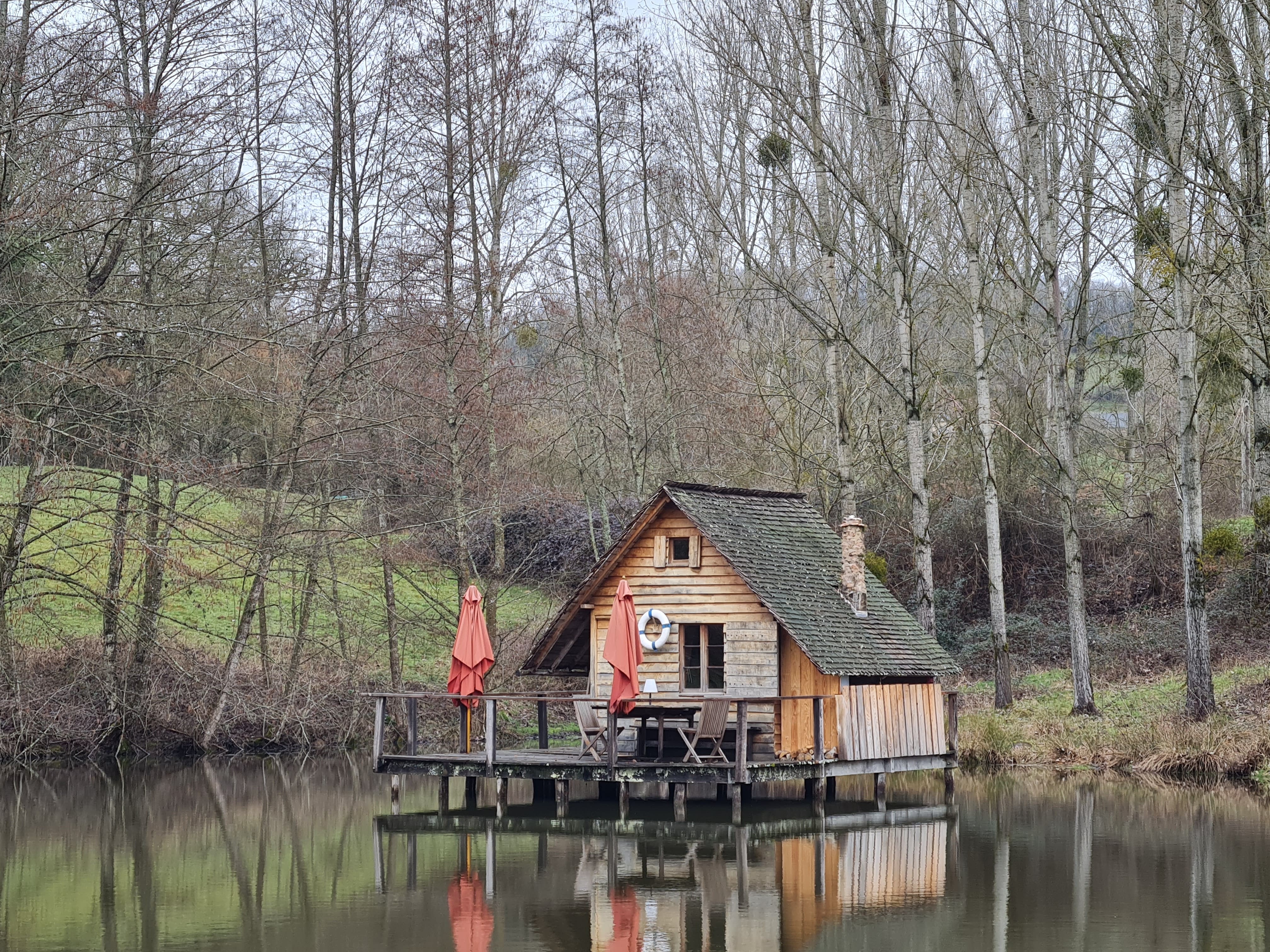 Cabane des Demoiselles : une expérience flottante en Bourgogne à Saint-Didier-Sur-Arroux — vue intérieure