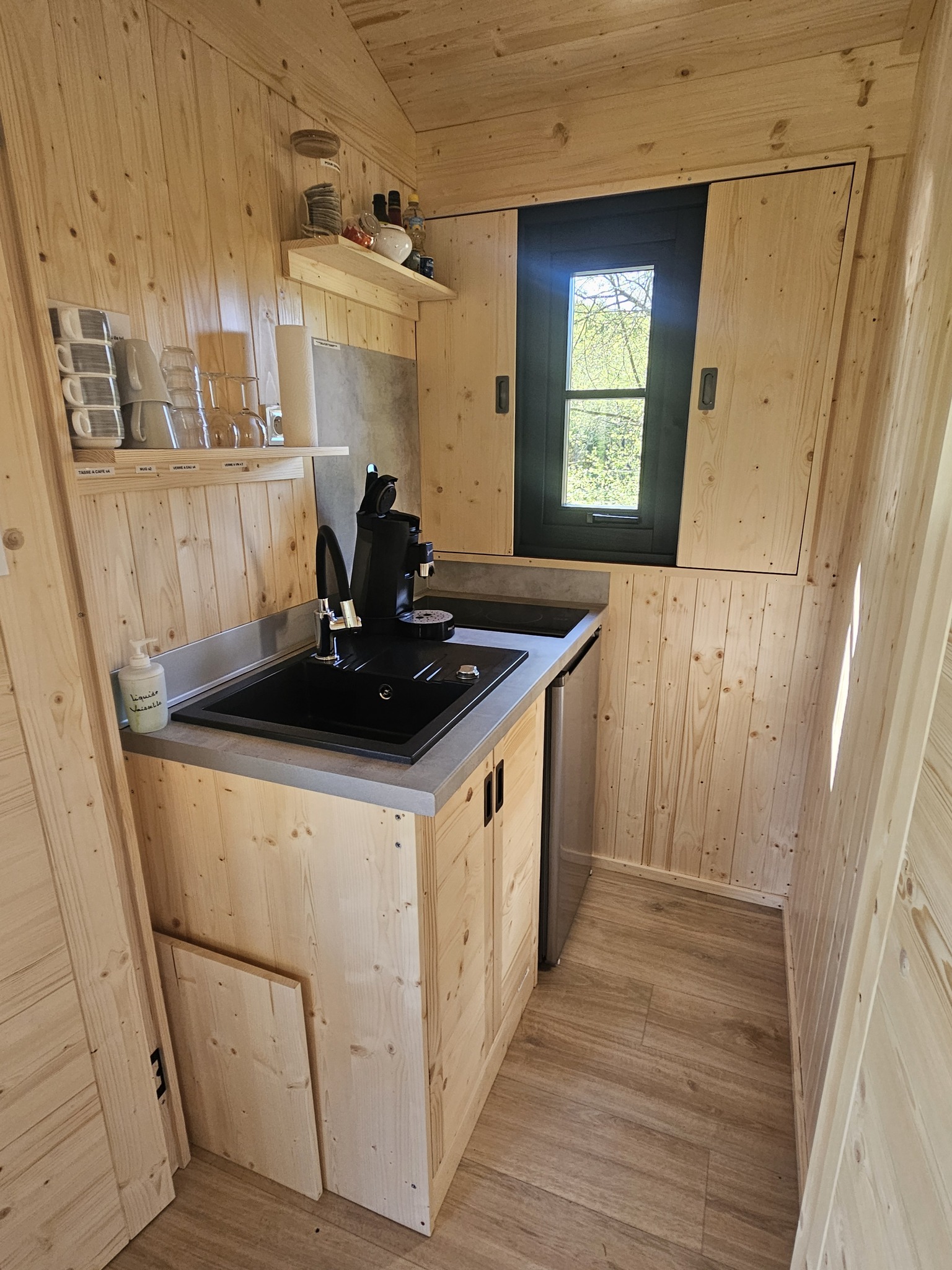 La Cabane du Héron : un lodge sur pilotis au bord de l'étang à Saint Andre Allas — vue depuis la terrasse