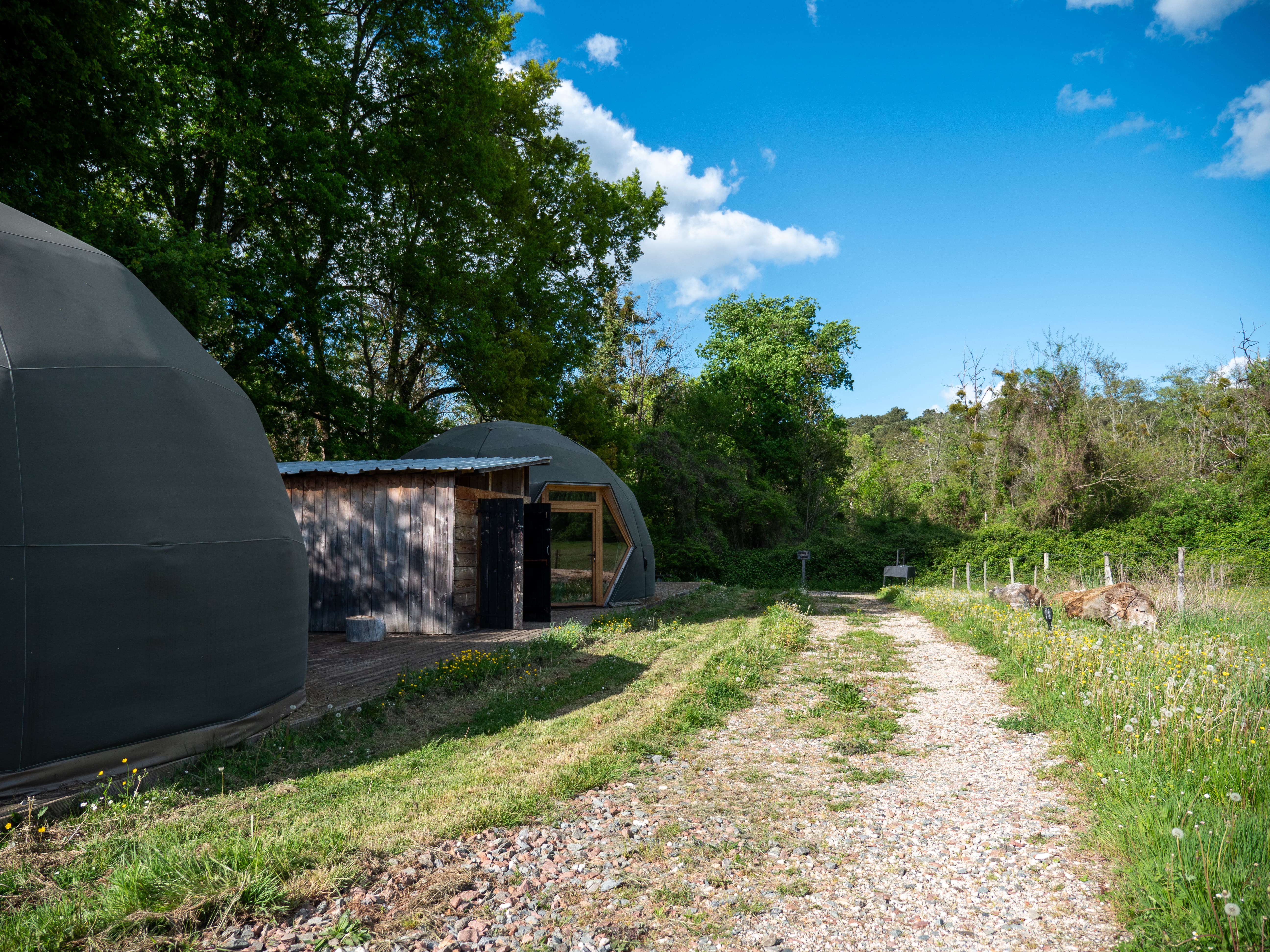 Un dôme glamping au bord d'un lac privé en Aquitaine à Sadirac — détail architectural