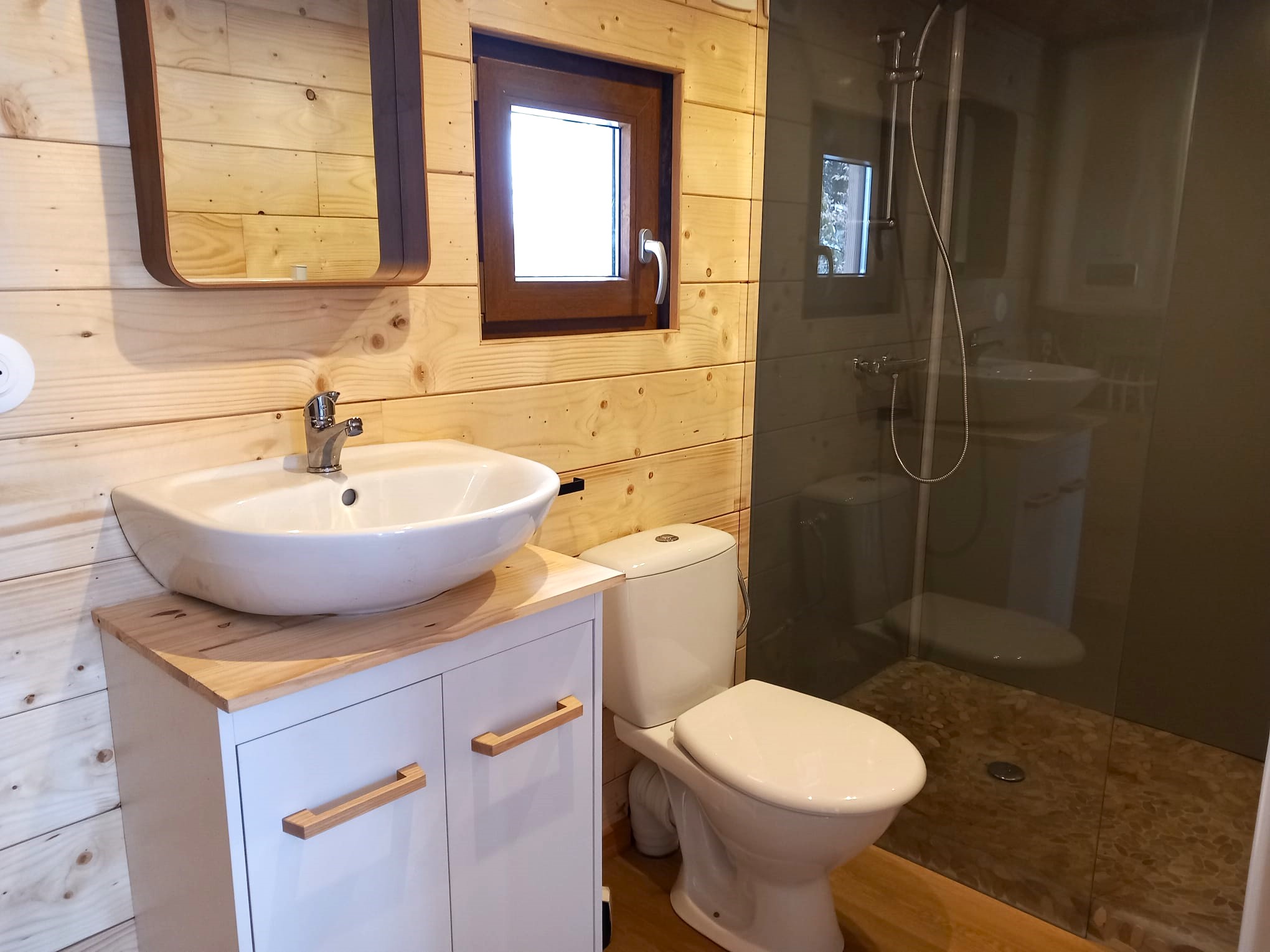 Cabane de la Forêt au bord d'un lac : une échappée enchantée à Condat-En-Combraille — cuisine