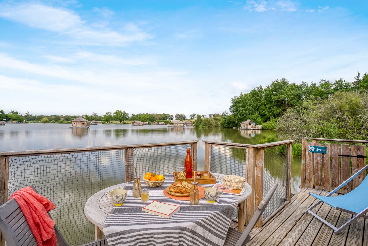 Cabane familiale flottante Alizée : une expérience unique sur l'eau à Pressac — espace de vie