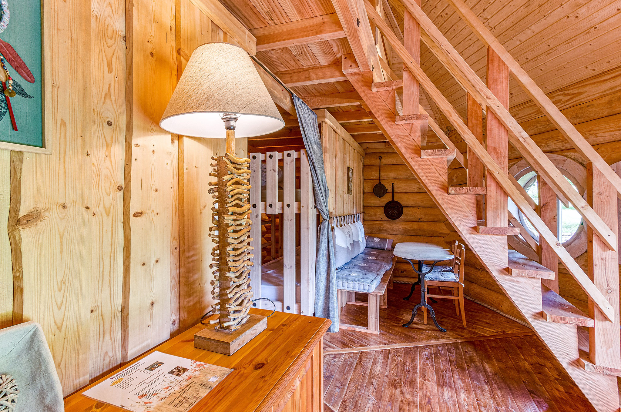 Évasion dans la cabane Spa Haldjas : un refuge de trappeur en Centre-Val de Loire à Descartes — cuisine