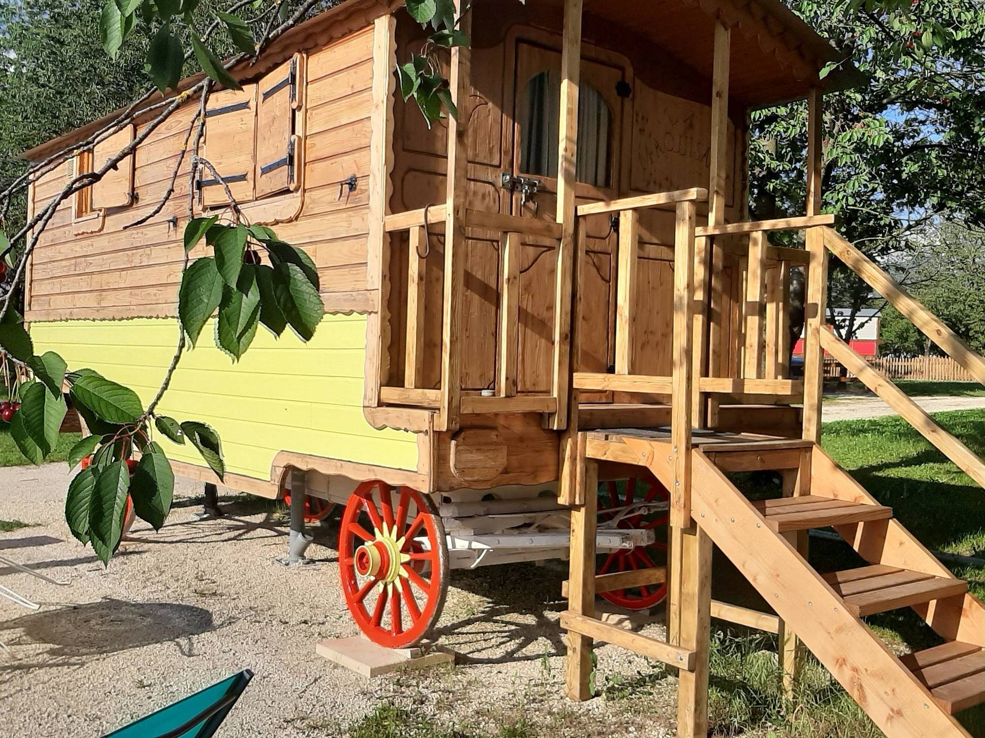 Roulotte Maquisarde — Séjour bohème avec spa à Vercors (Drôme) à Saint-Jean-En-Royans — espace de vie