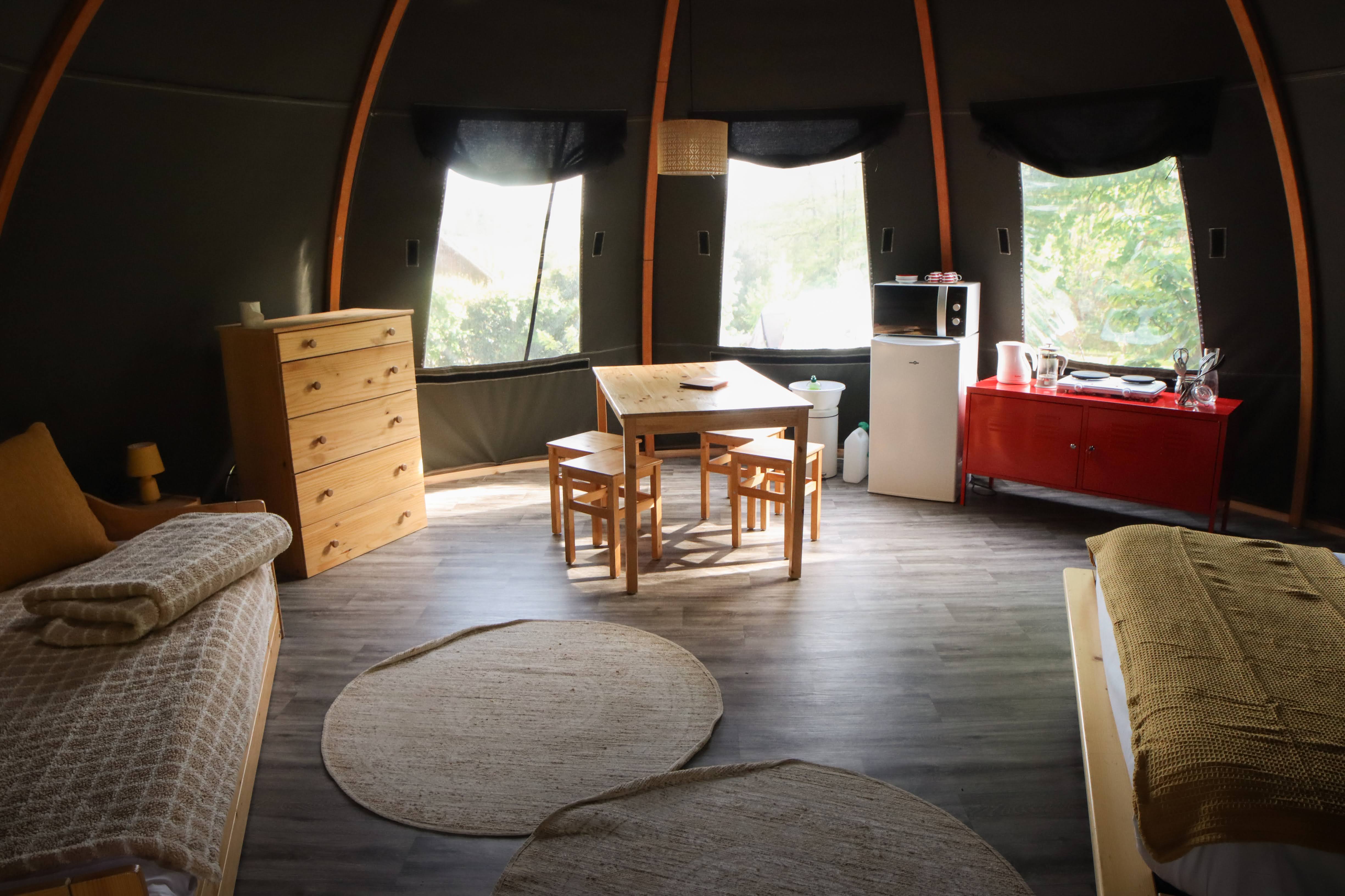 Vivez l'expérience unique du Wigwam Camille en Alsace à Niederbronn-Les-Bains — espace de vie