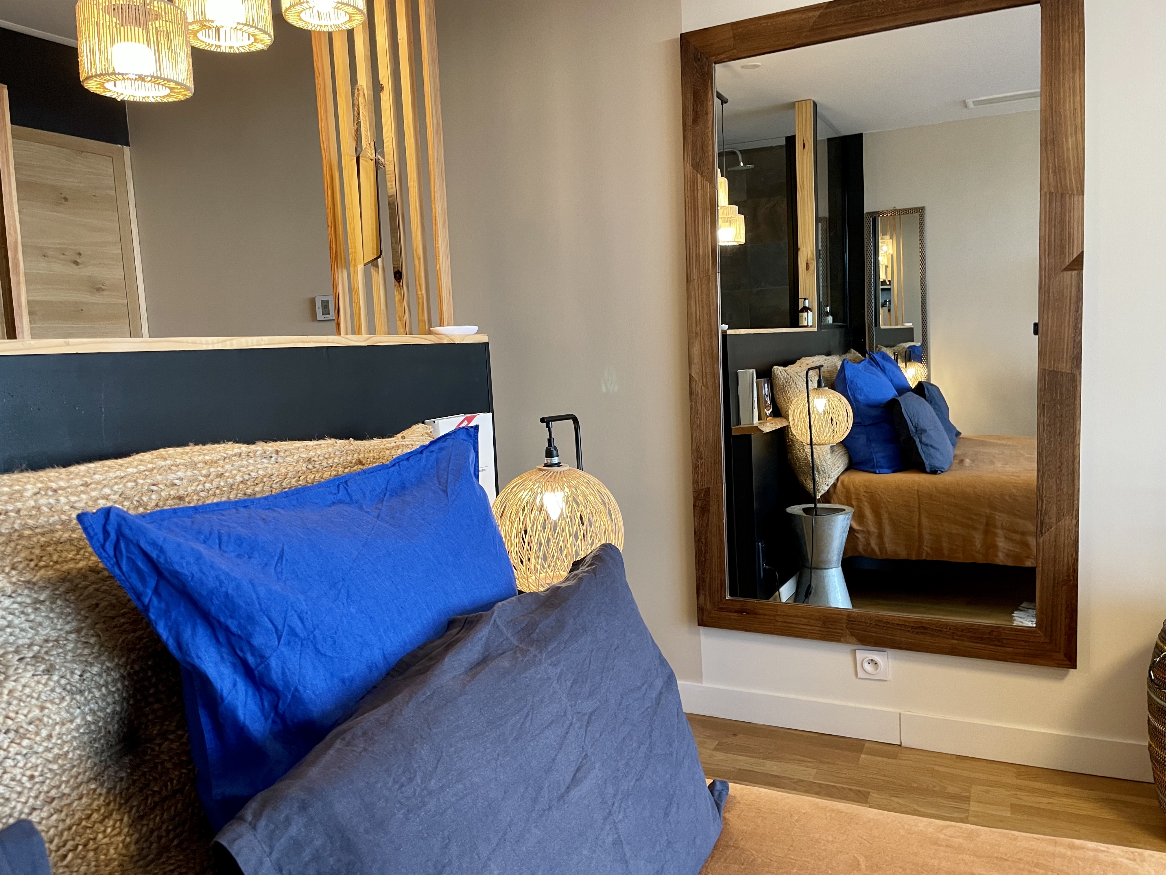 Évasion sensorielle dans une suite avec spa privatif à Carcassonne — environnement naturel