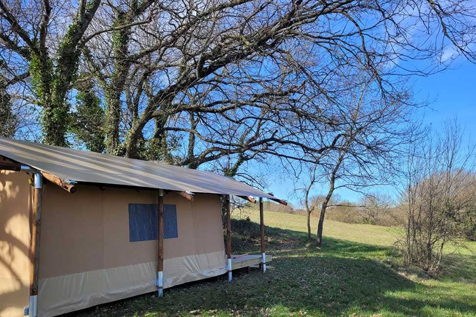 Mini tente safari — Glamping avec spa à Gard à Saint-Jean-du-Gard — détail architectural