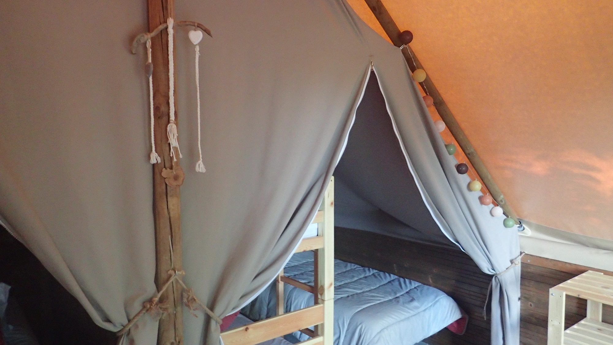 Cabane toilée sur pilotis — Séjour nature au Camping la Châtaigneraie en Ardèche à Le Teil — chambre