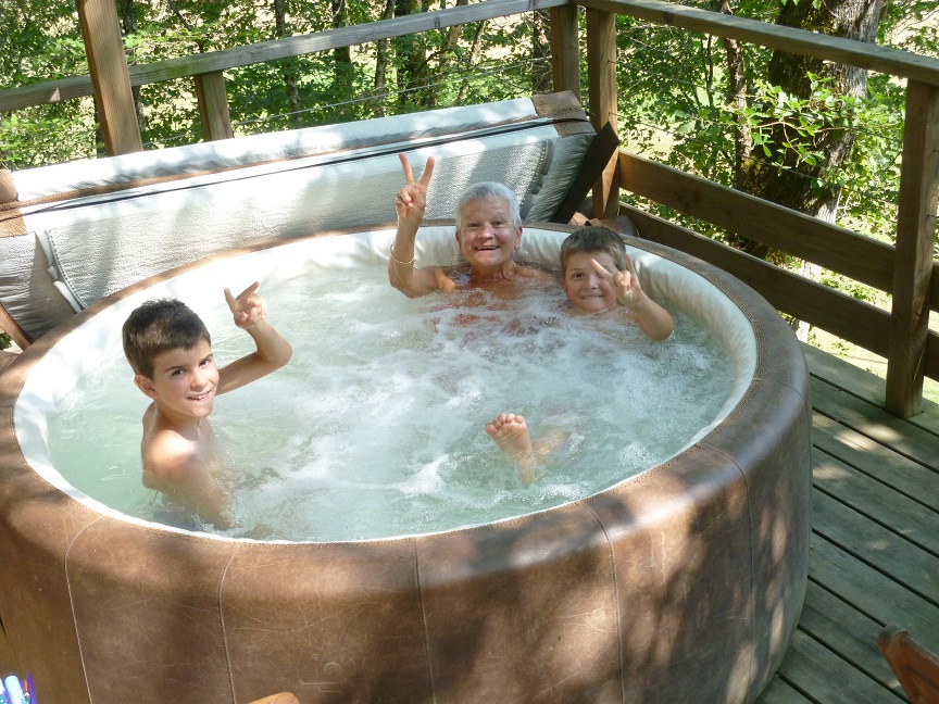 Cabane des Bois & Spa — Cabane sur pilotis avec jacuzzi à Gers à Riguepeu — espace de vie
